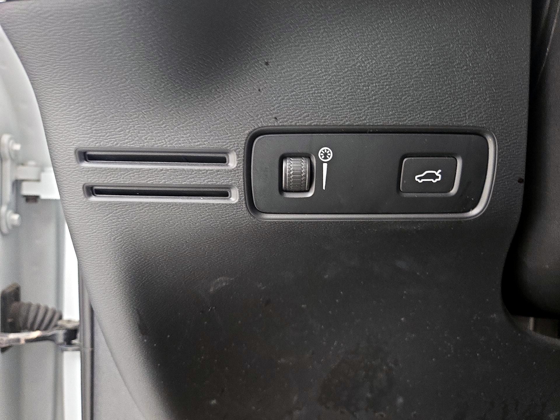 Thumbnail: 2022 Volvo XC40 - 13