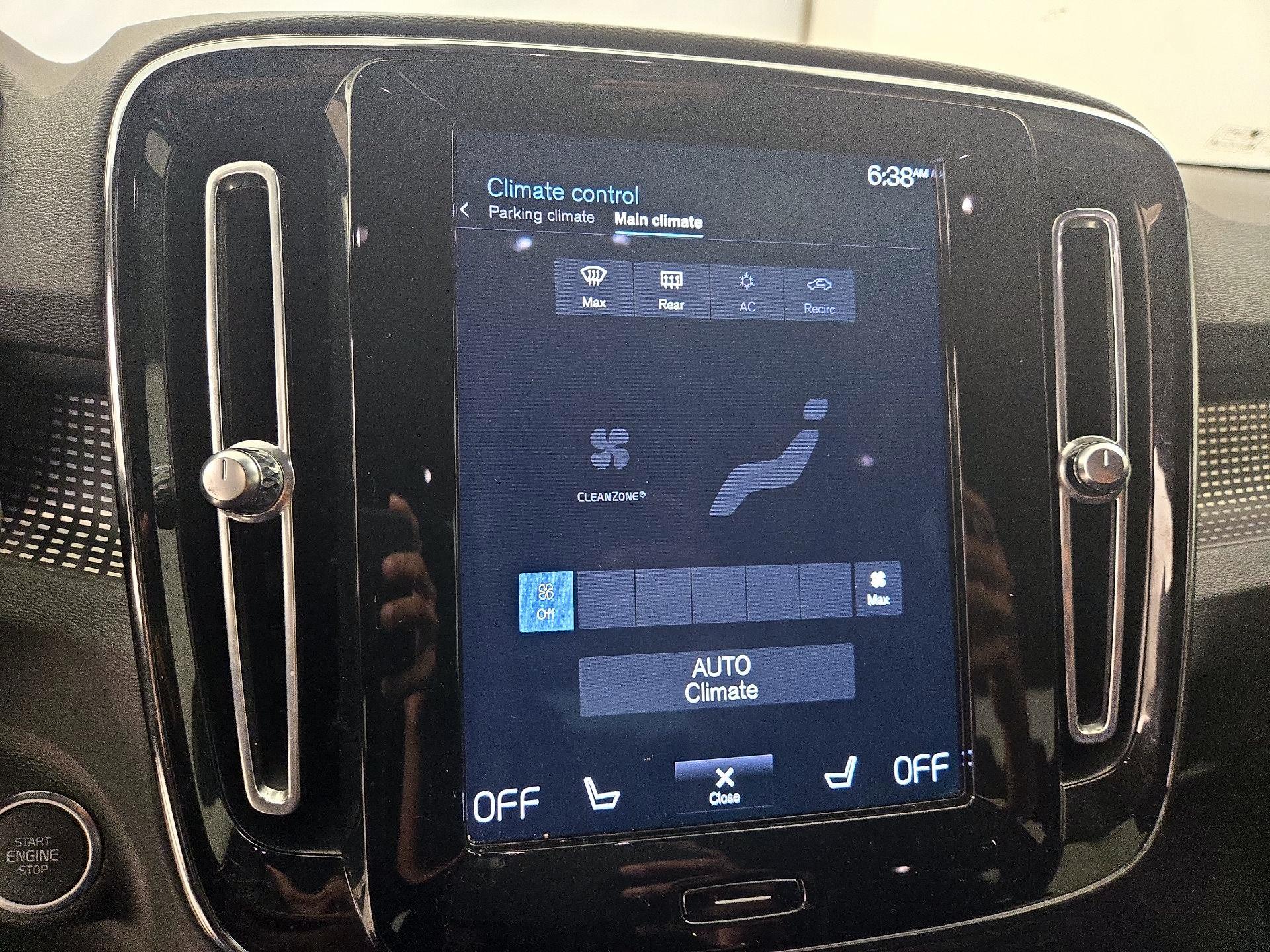 Thumbnail: 2022 Volvo XC40 - 17