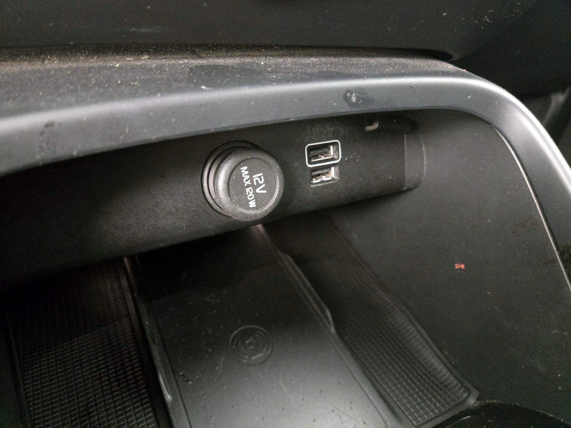 Thumbnail: 2022 Volvo XC40 - 19