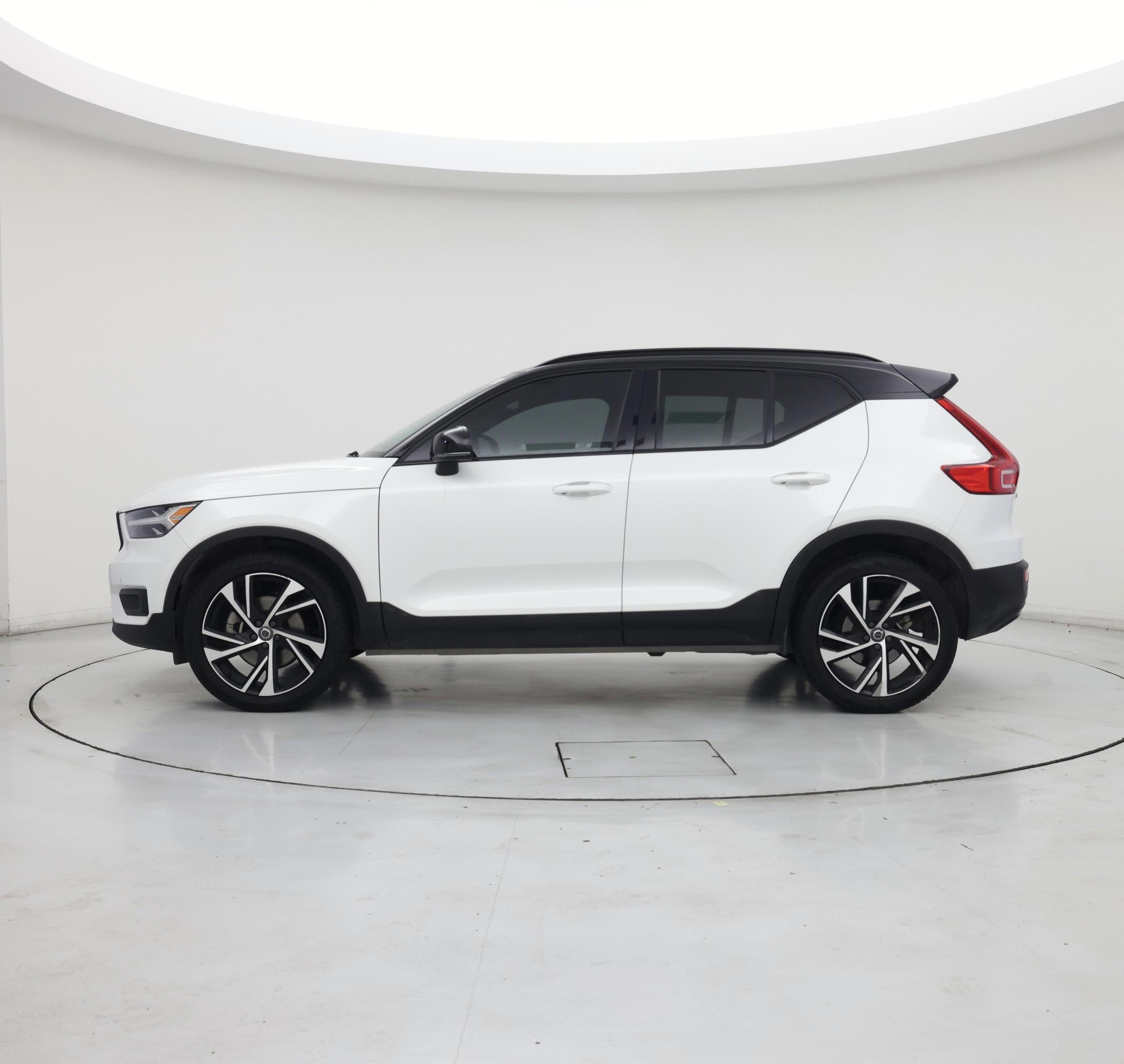 Thumbnail: 2022 Volvo XC40 - 3