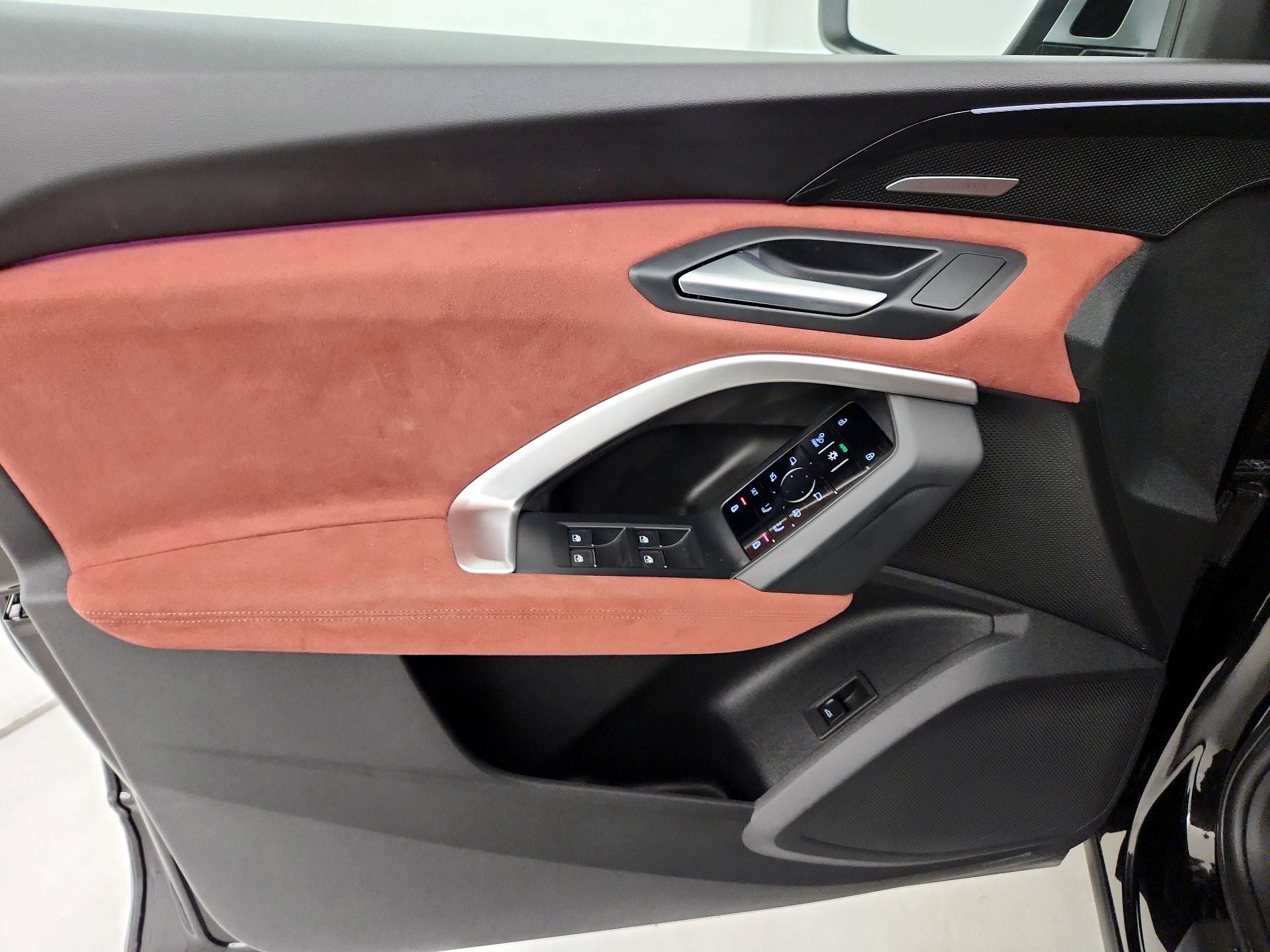 Thumbnail: 2025 Audi SQ5 - 12