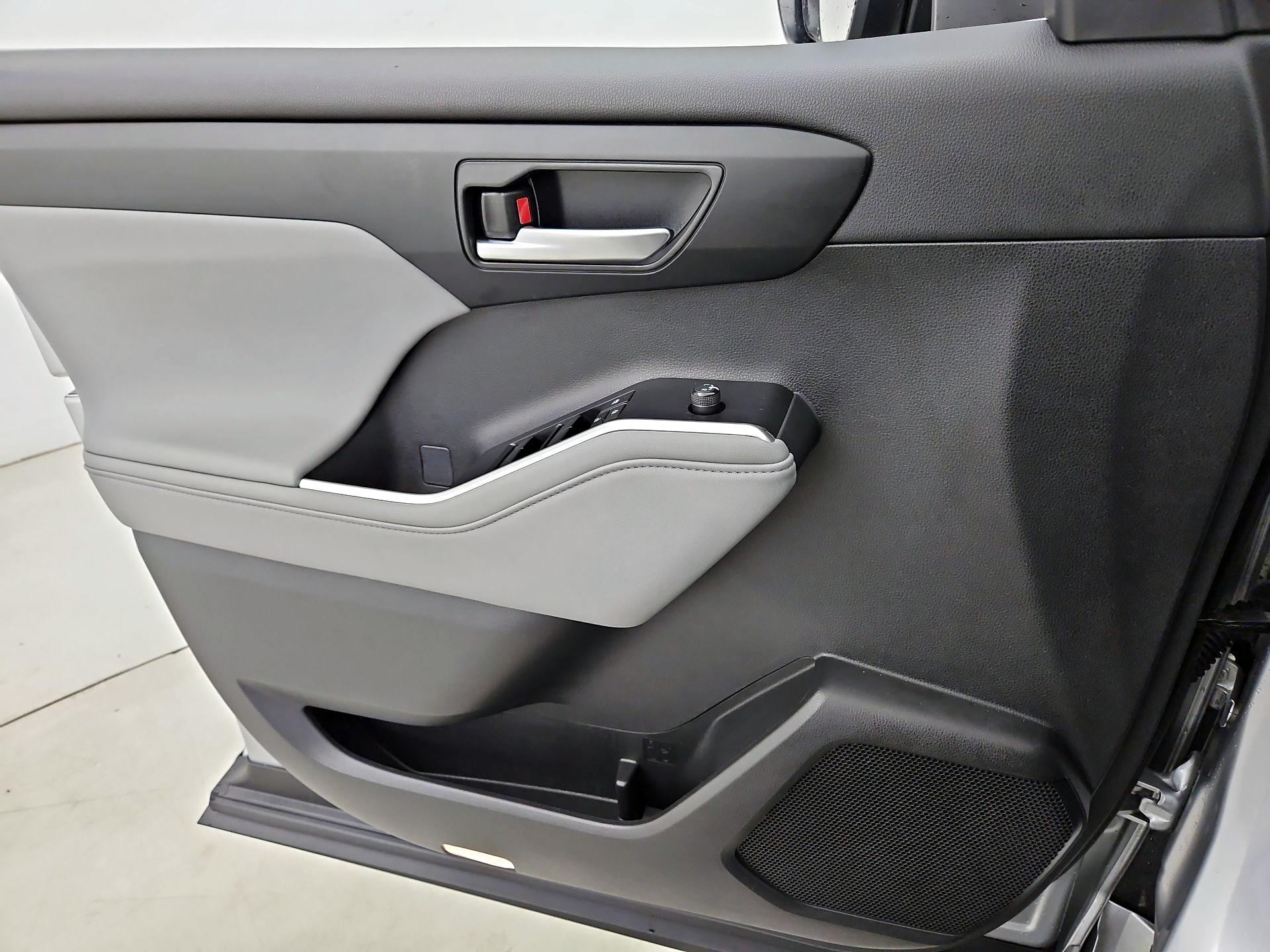 Thumbnail: 2023 Toyota Highlander - 12