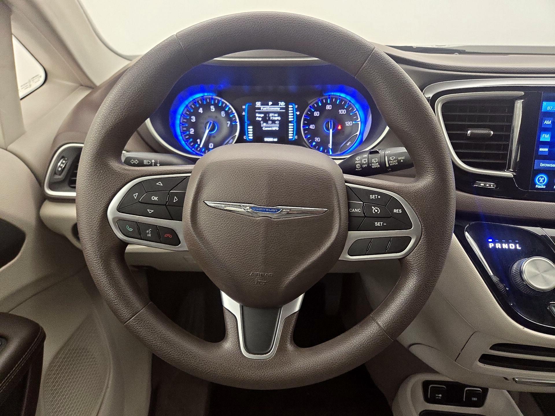 Thumbnail: 2017 Chrysler Pacifica - 10