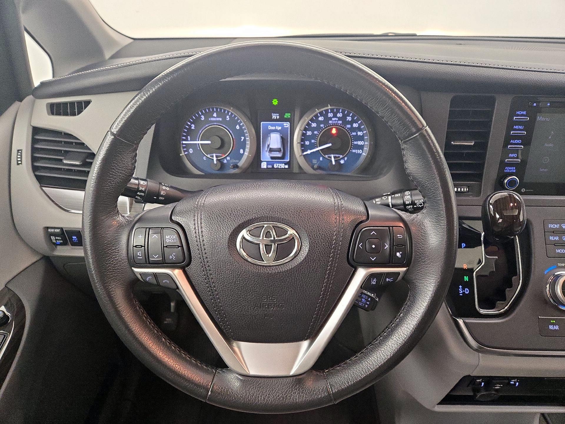 Thumbnail: 2018 Toyota Sienna - 10