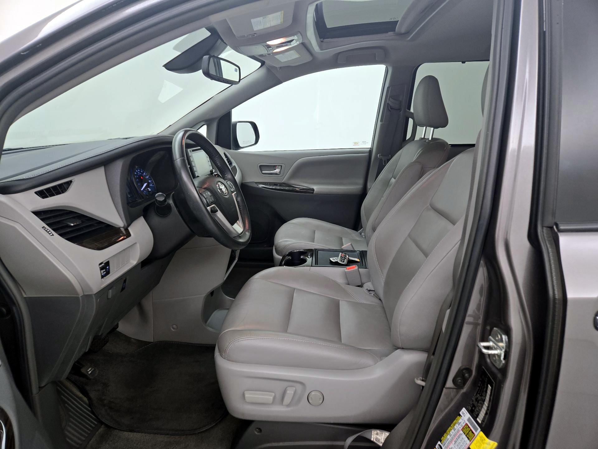 Thumbnail: 2018 Toyota Sienna - 11