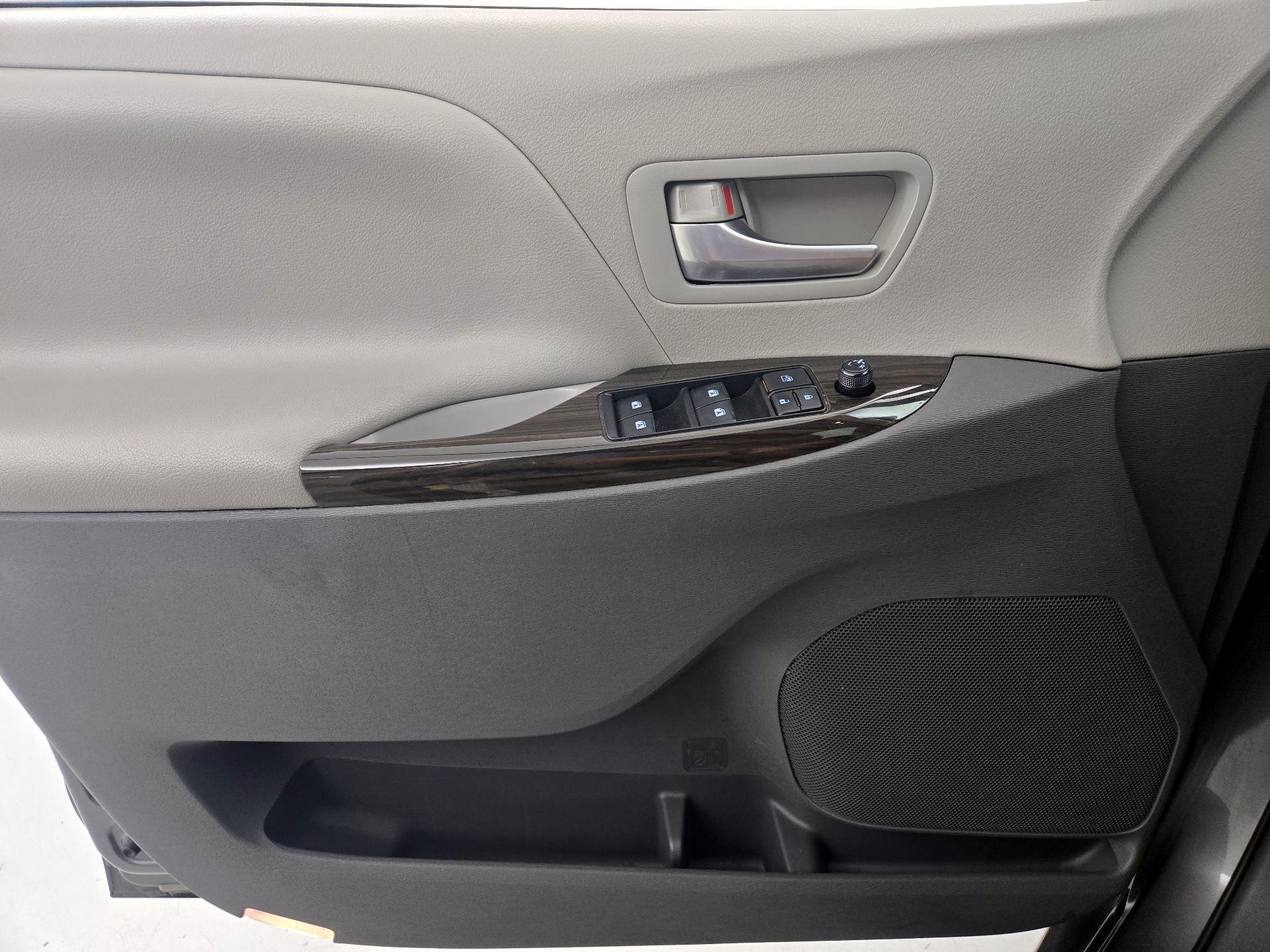 Thumbnail: 2018 Toyota Sienna - 12