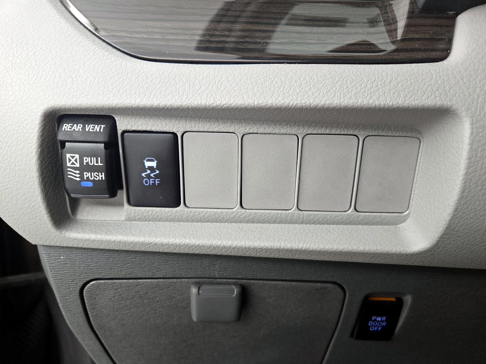 Thumbnail: 2018 Toyota Sienna - 13