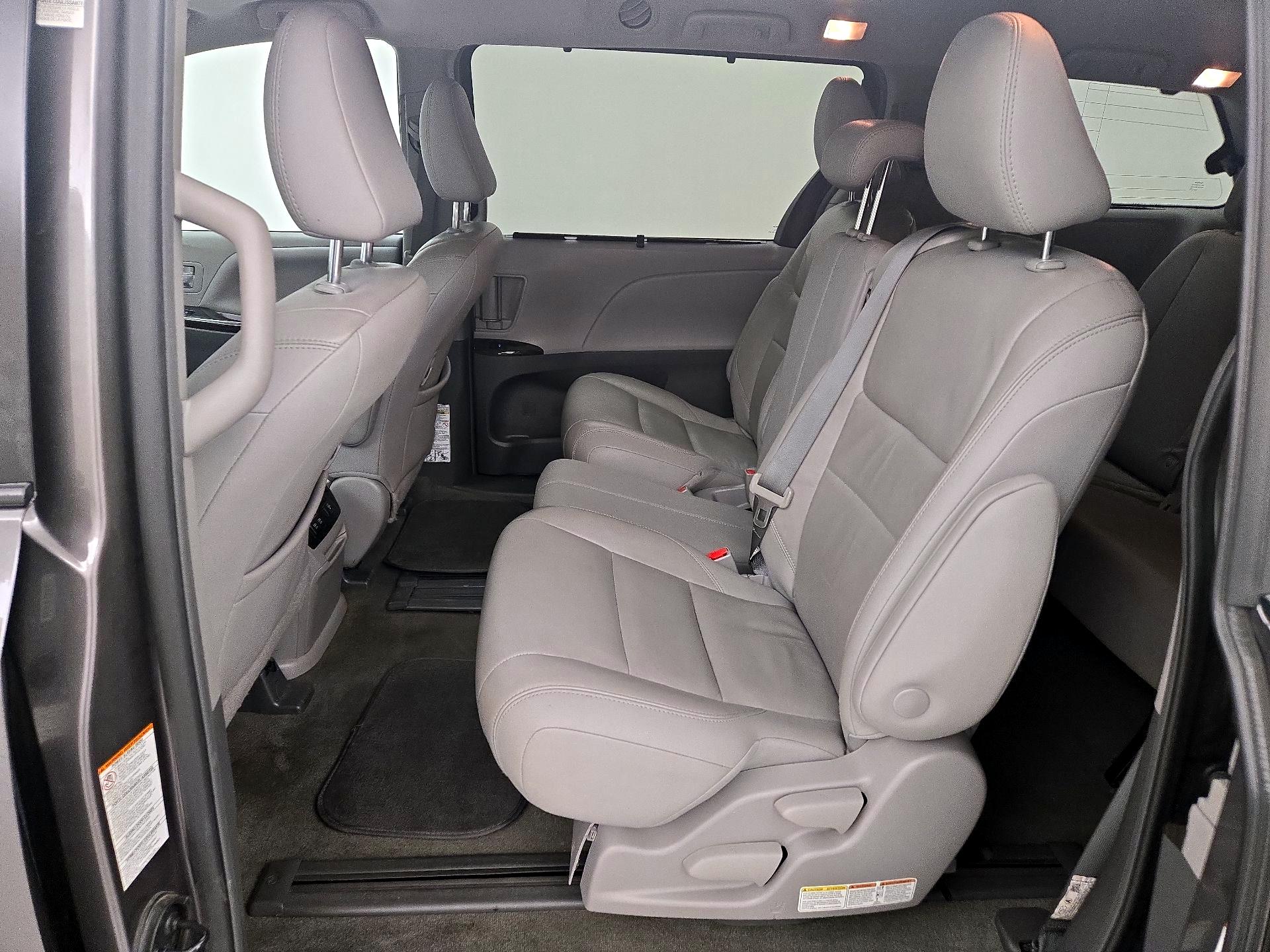 Thumbnail: 2018 Toyota Sienna - 20