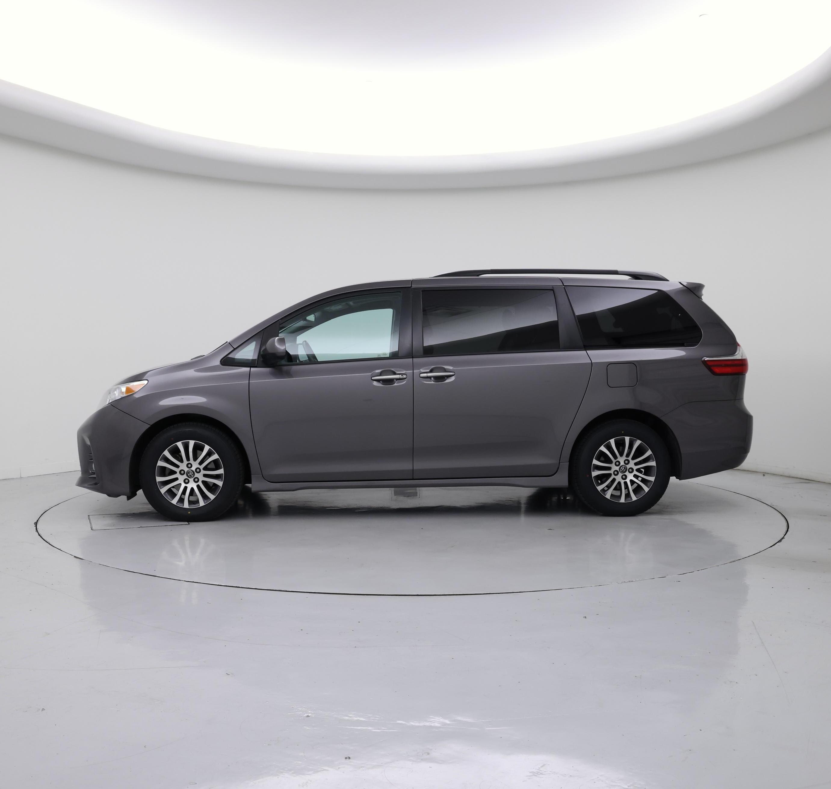 Thumbnail: 2018 Toyota Sienna - 3