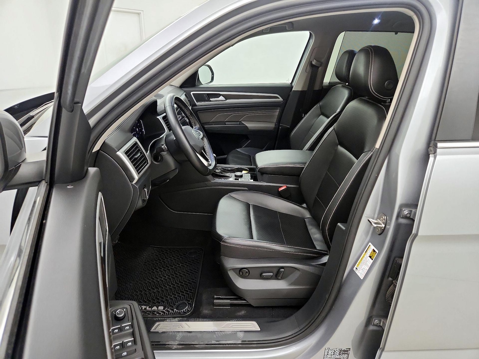 2022 Volkswagen Atlas SE w/Tech - Photo 12
