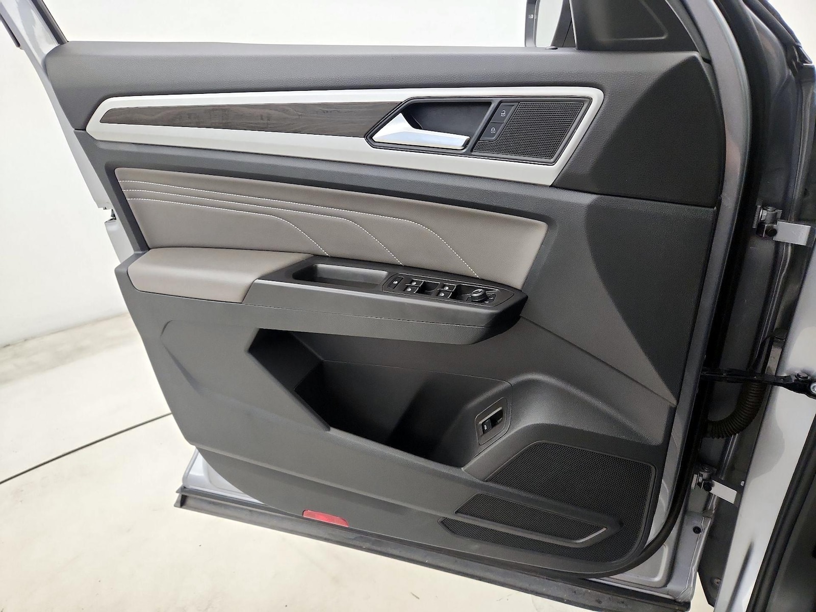 2022 Volkswagen Atlas SE w/Tech - Photo 13