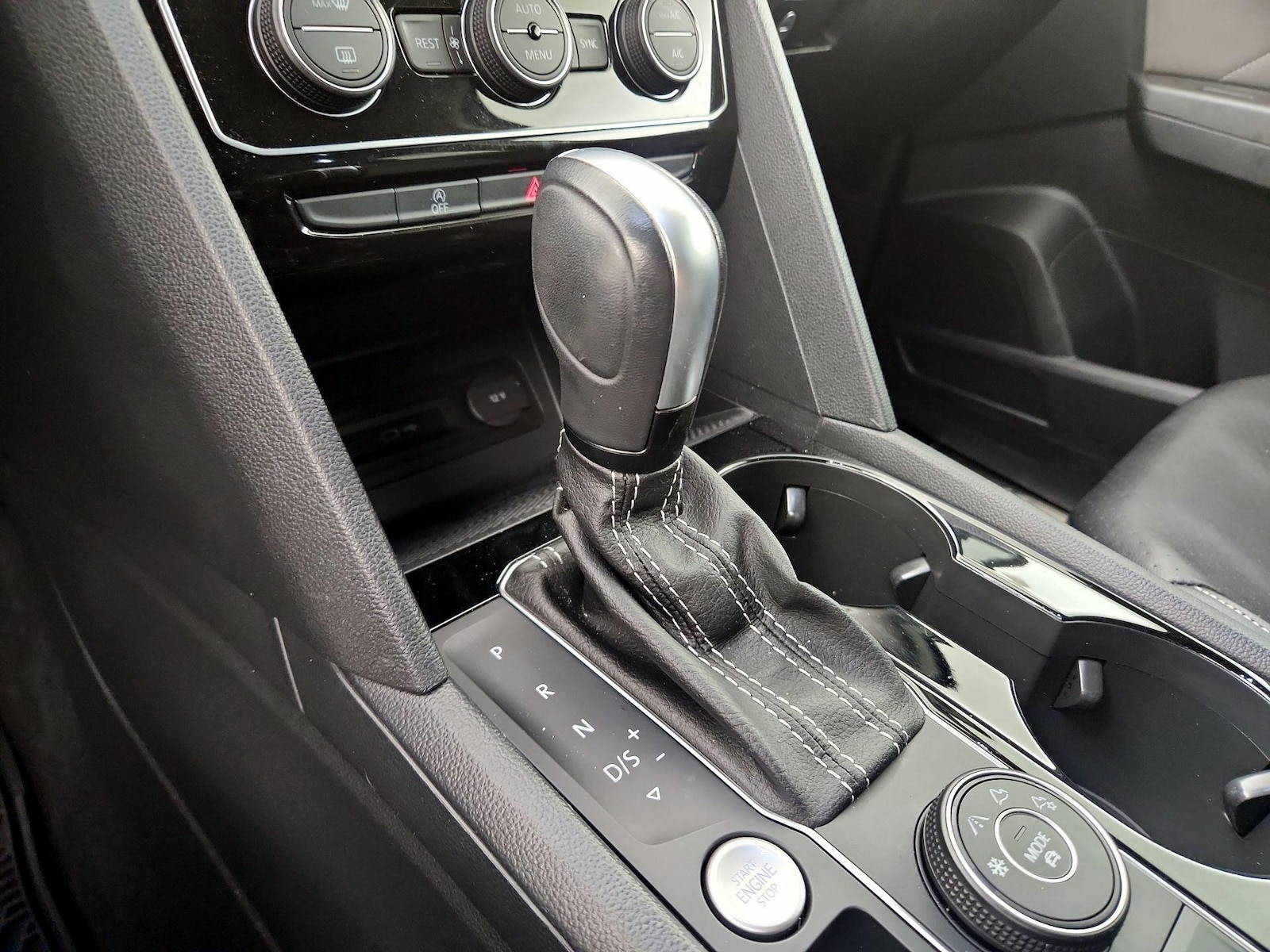 2022 Volkswagen Atlas SE w/Tech - Photo 16