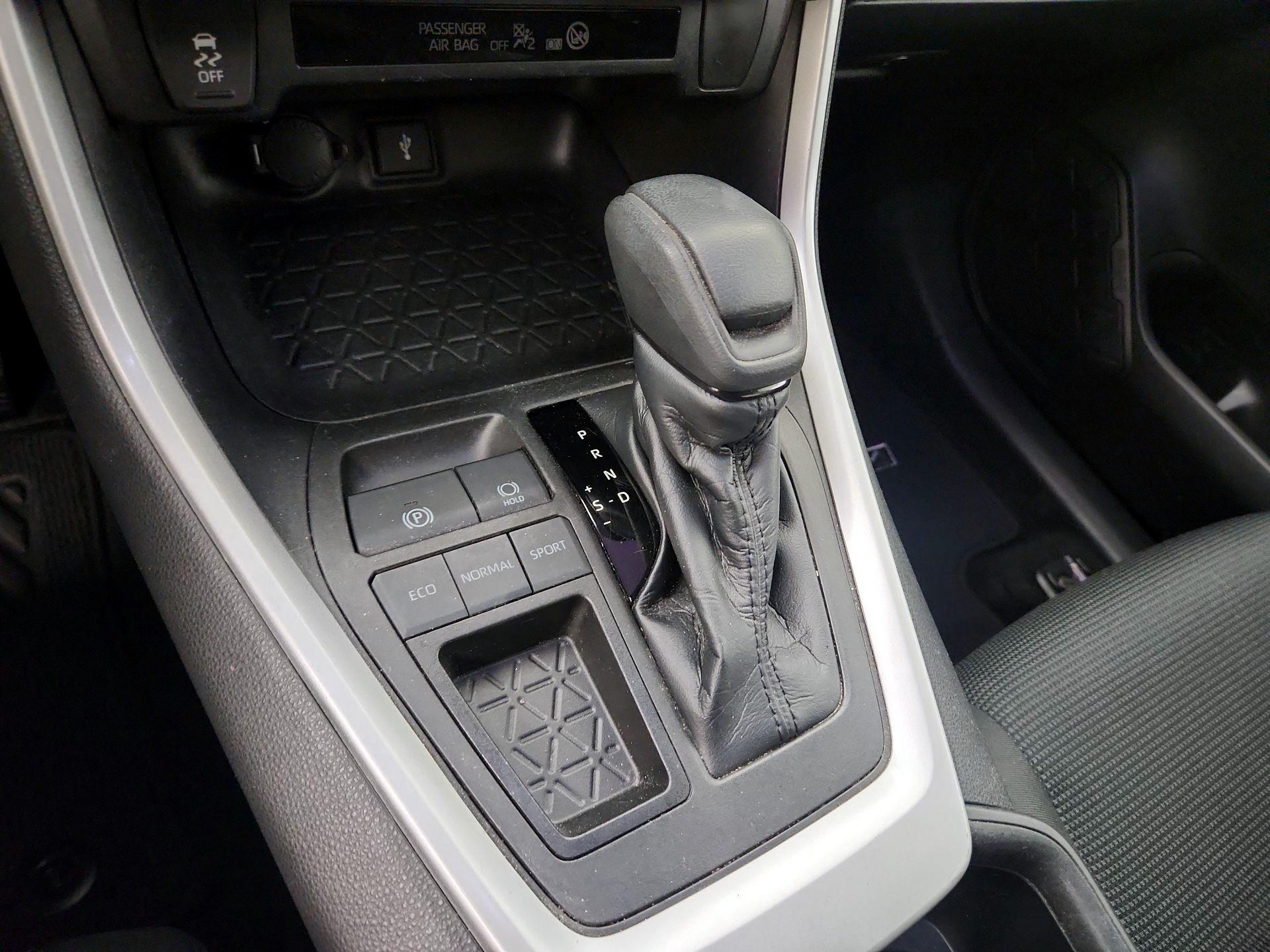 Thumbnail: 2022 Toyota RAV4 - 17