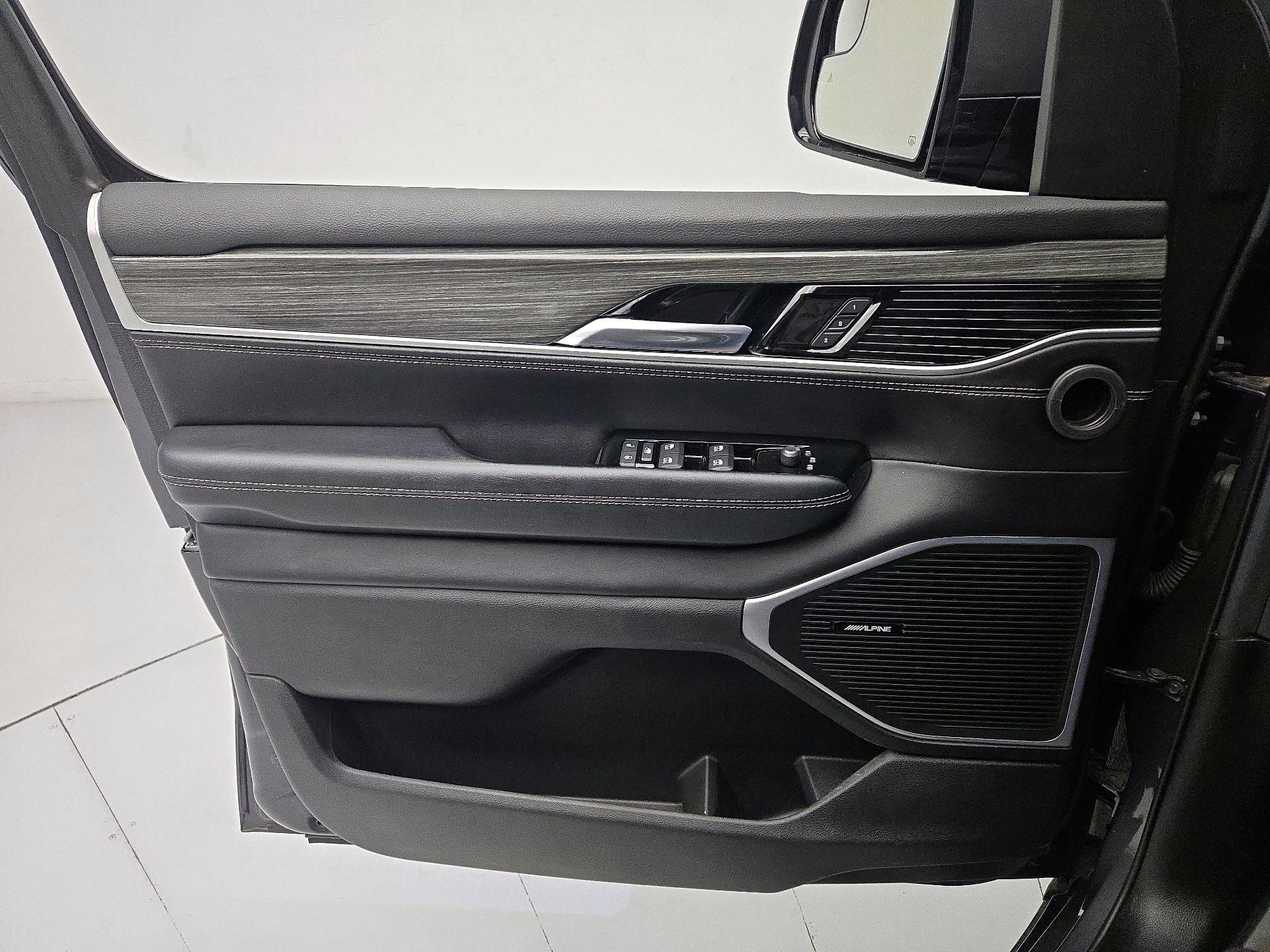 Thumbnail: 2022 Jeep Wagoneer - 12