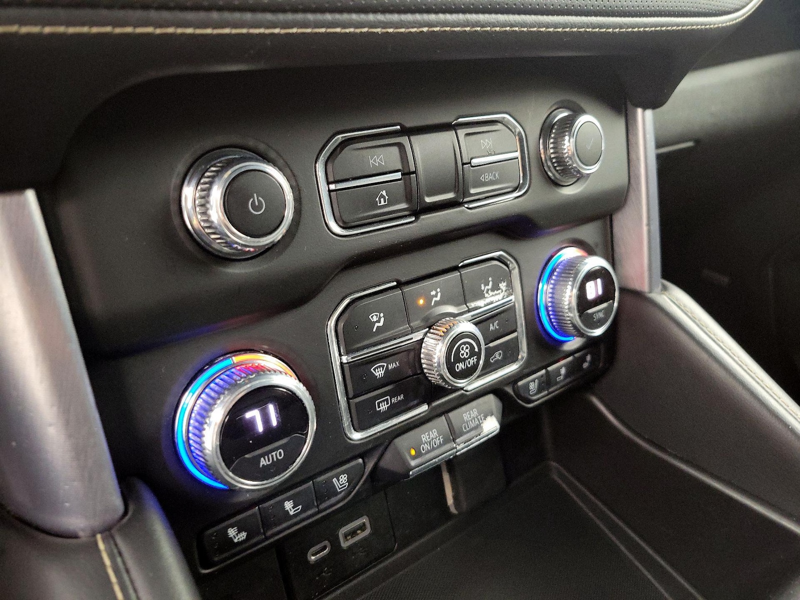 2021 GMC Yukon SLT - Photo 17