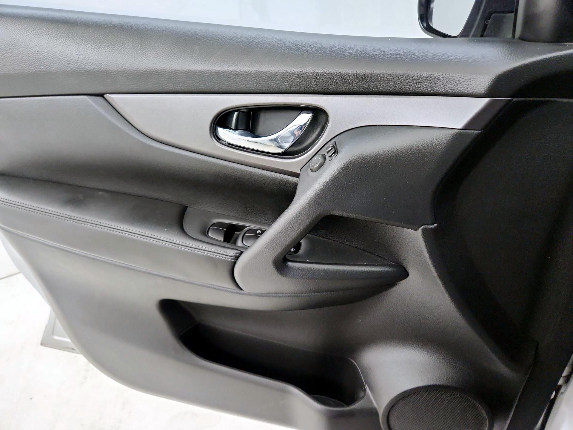 Thumbnail: 2016 Nissan Rogue - 12