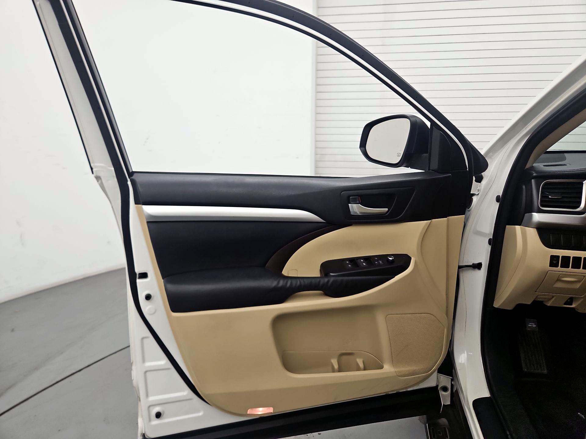 Thumbnail: 2014 Toyota Highlander - 12