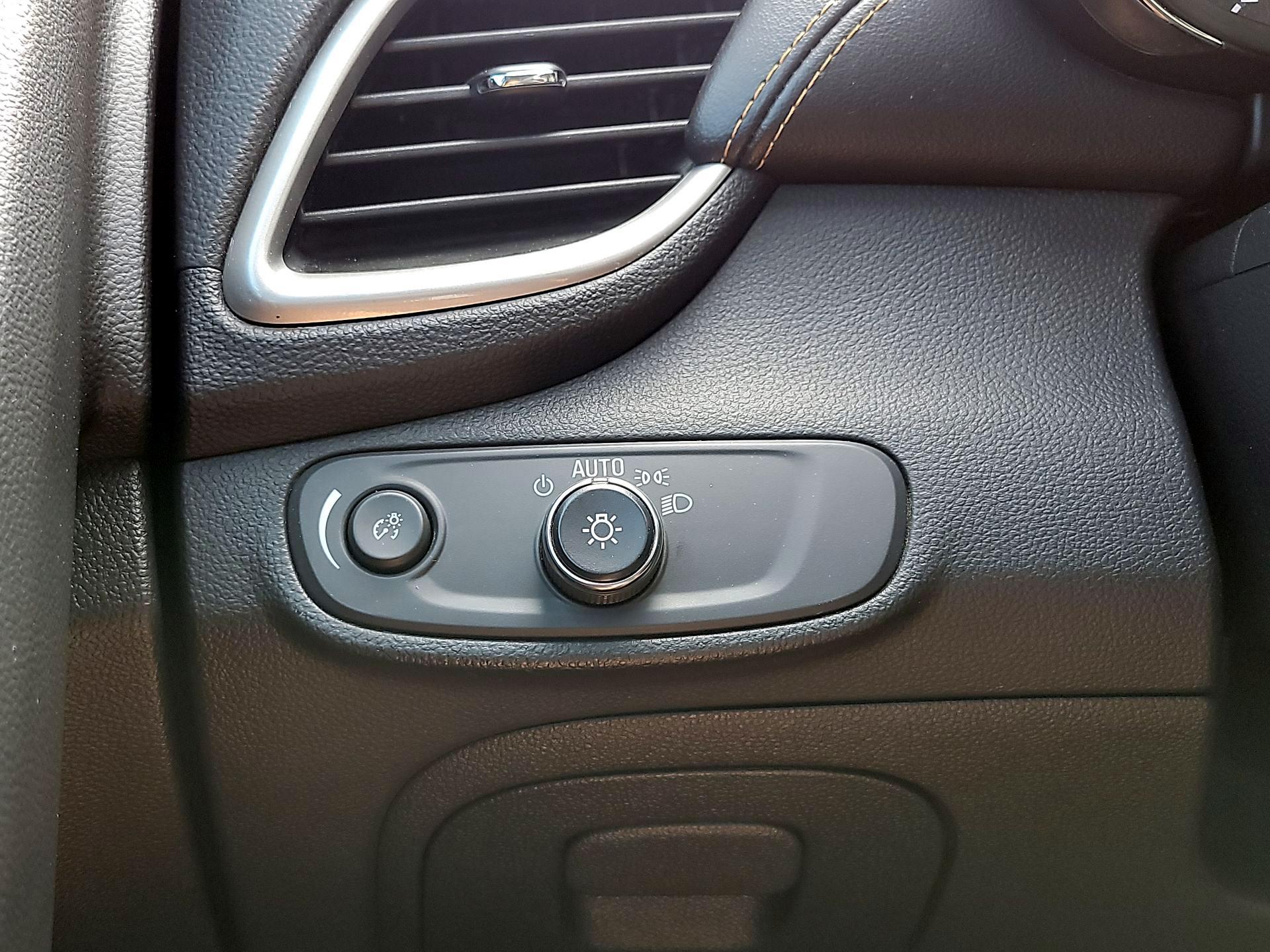 Thumbnail: 2018 Chevrolet Trax - 11