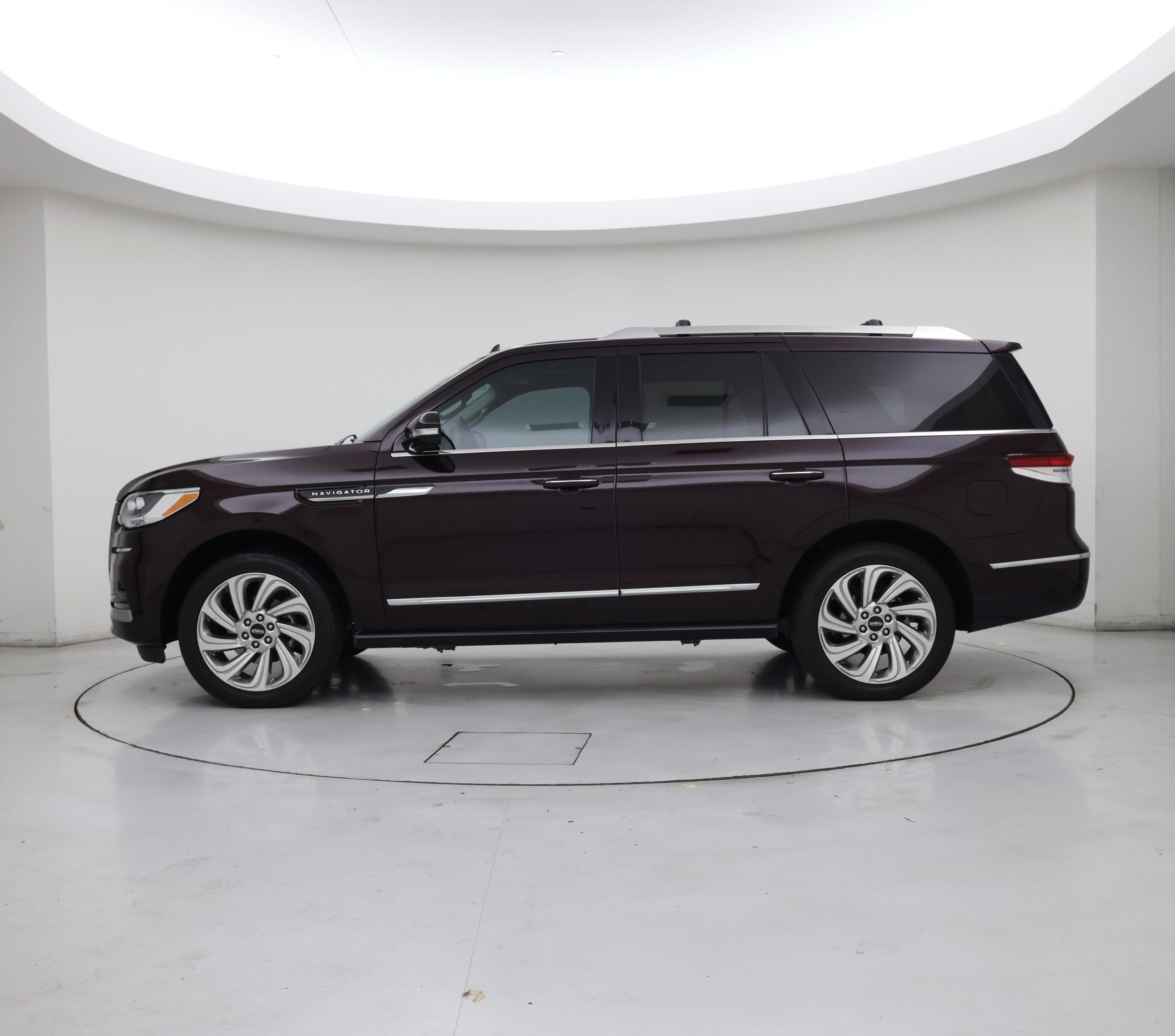 Thumbnail: 2024 Lincoln Navigator - 3