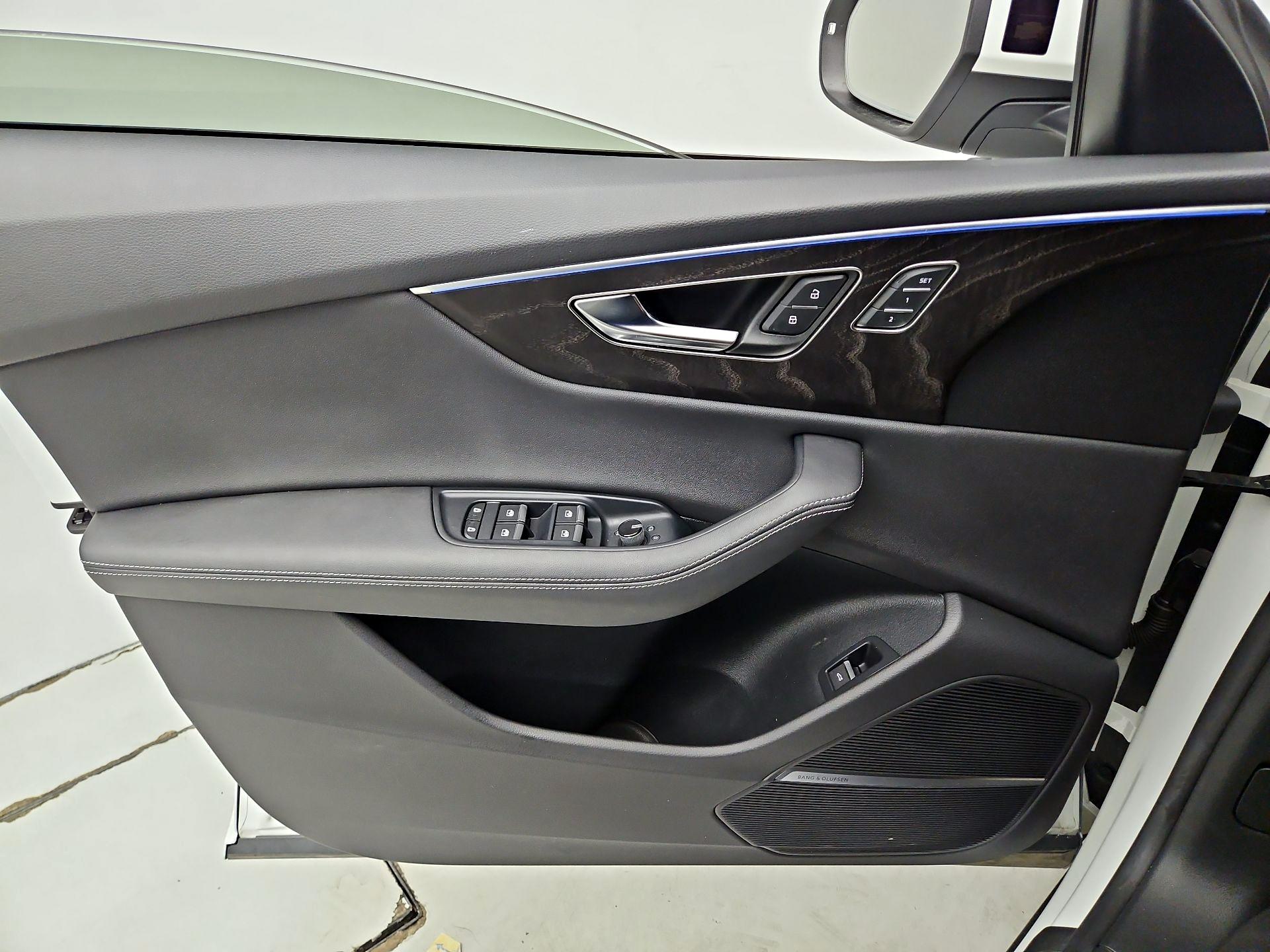 Thumbnail: 2023 Audi Q8 - 12