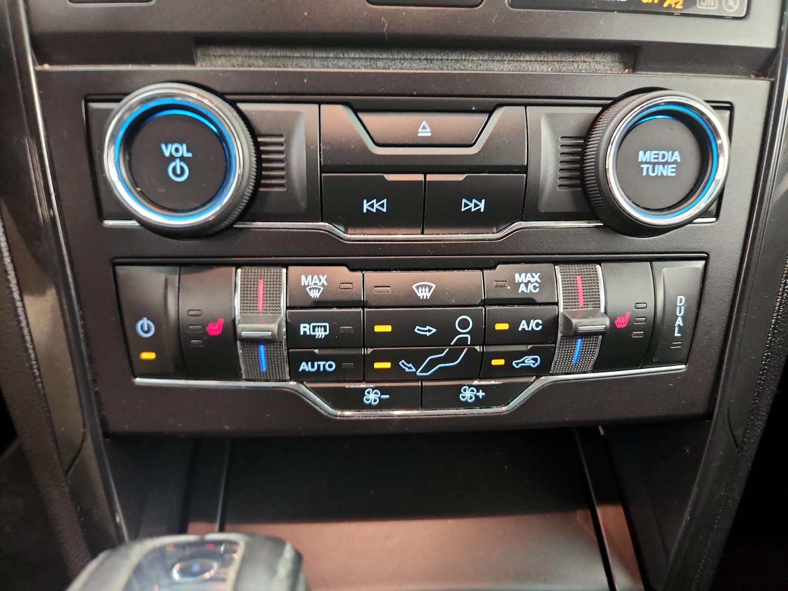 2016 Ford Explorer XLT - Photo 17
