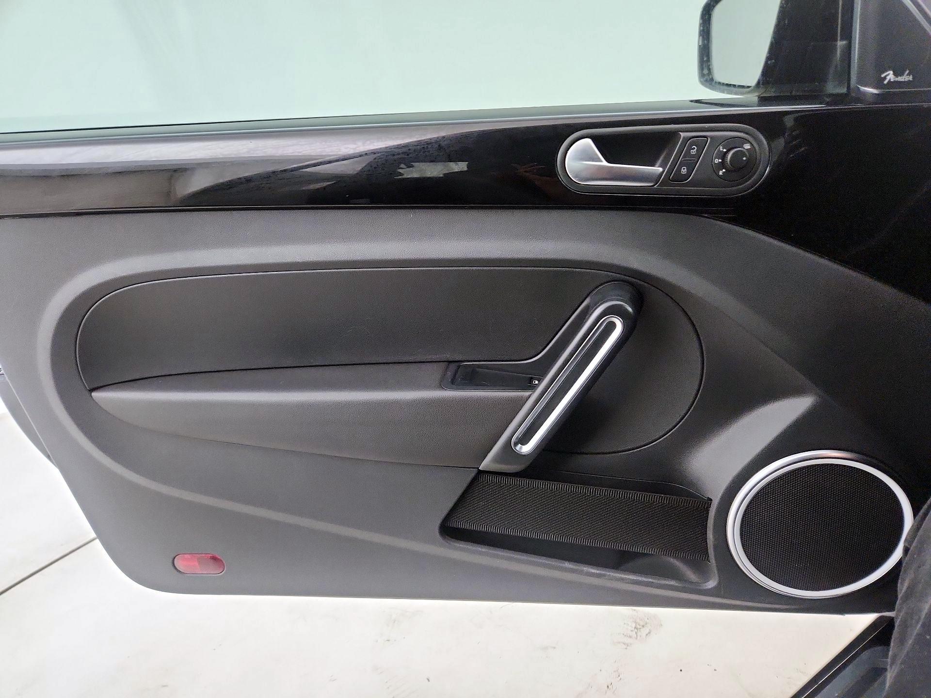 Thumbnail: 2014 Volkswagen Beetle - 10