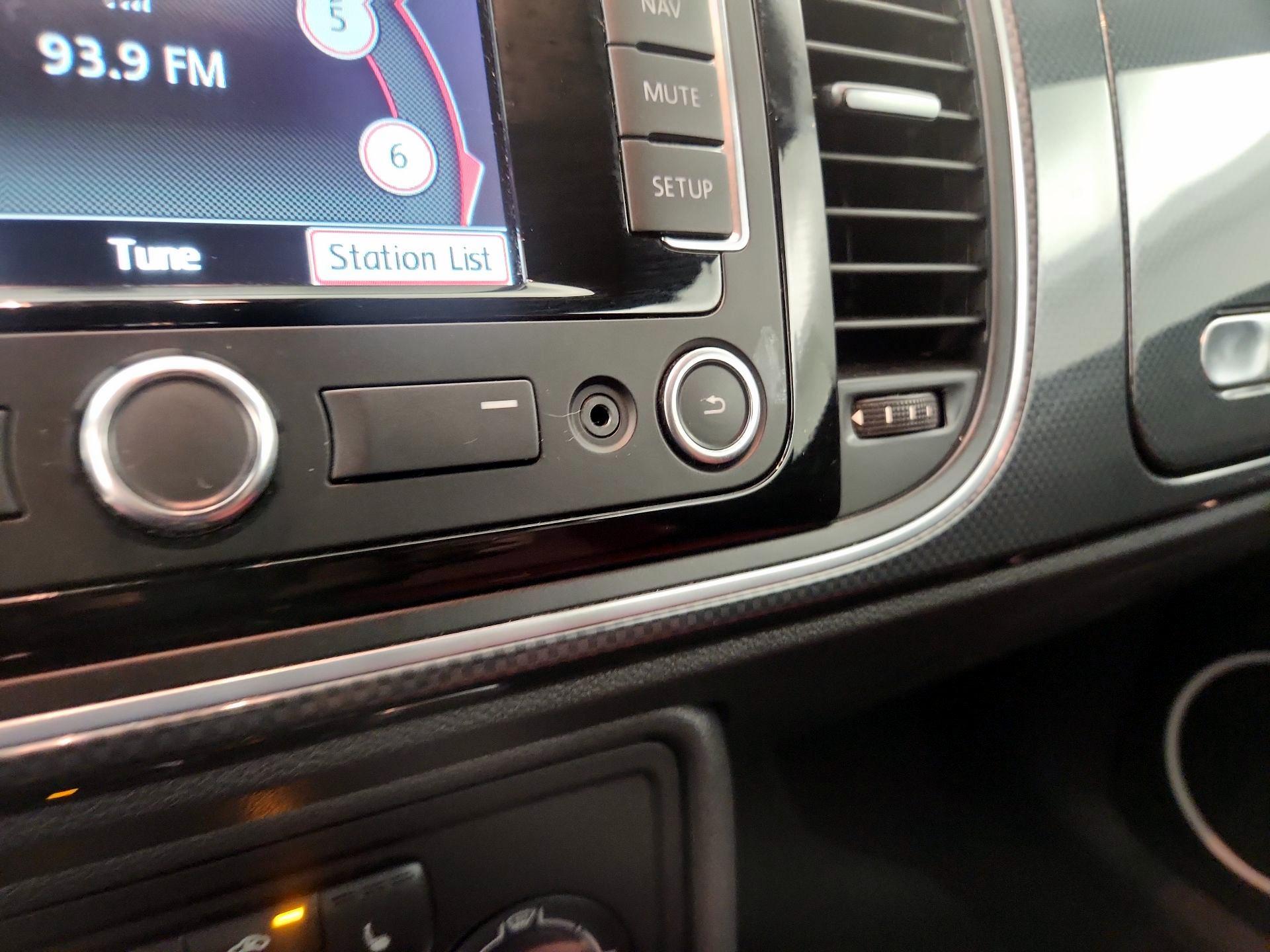 Thumbnail: 2014 Volkswagen Beetle - 15