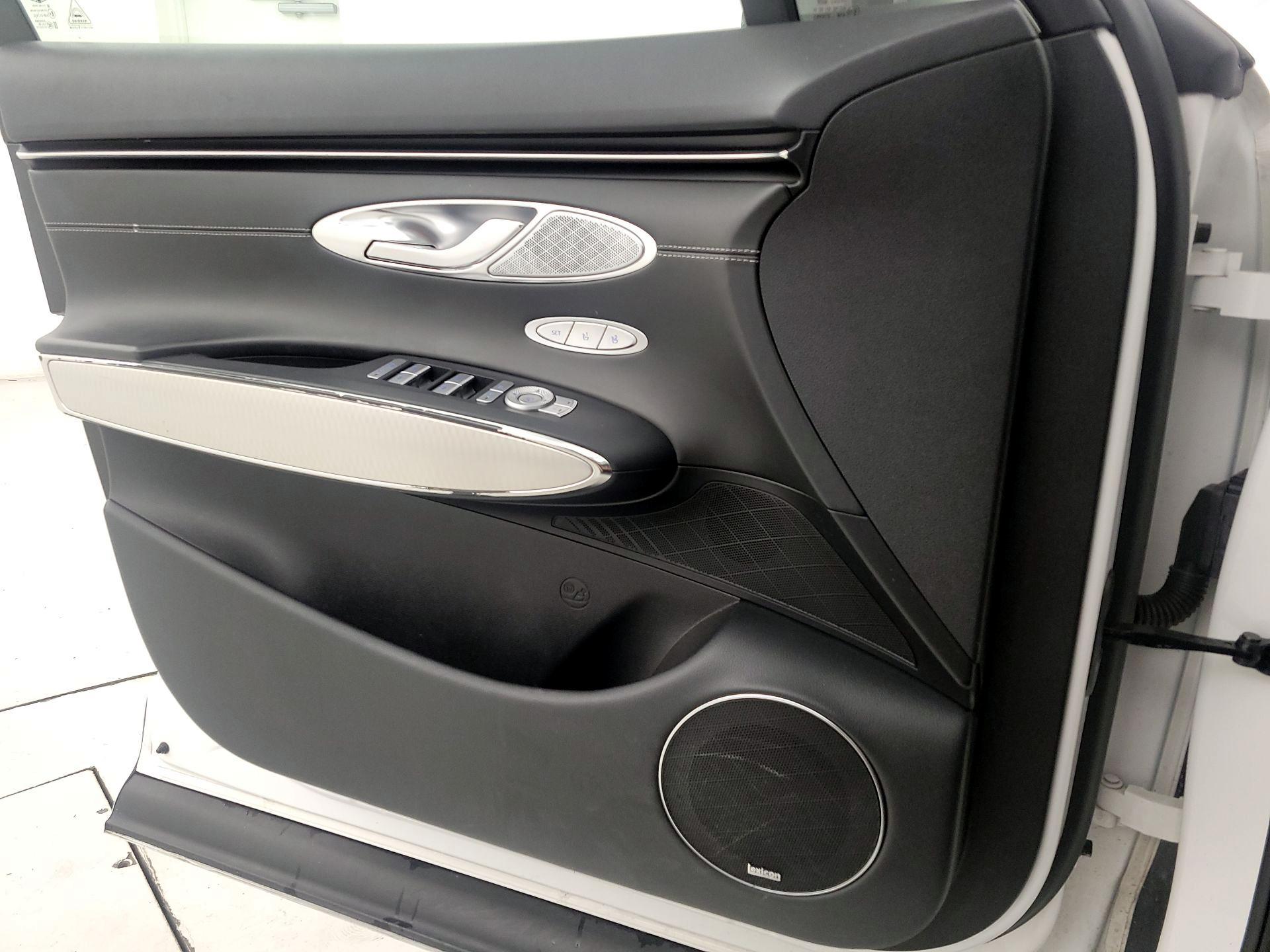 Thumbnail: 2022 Genesis GV70 - 12