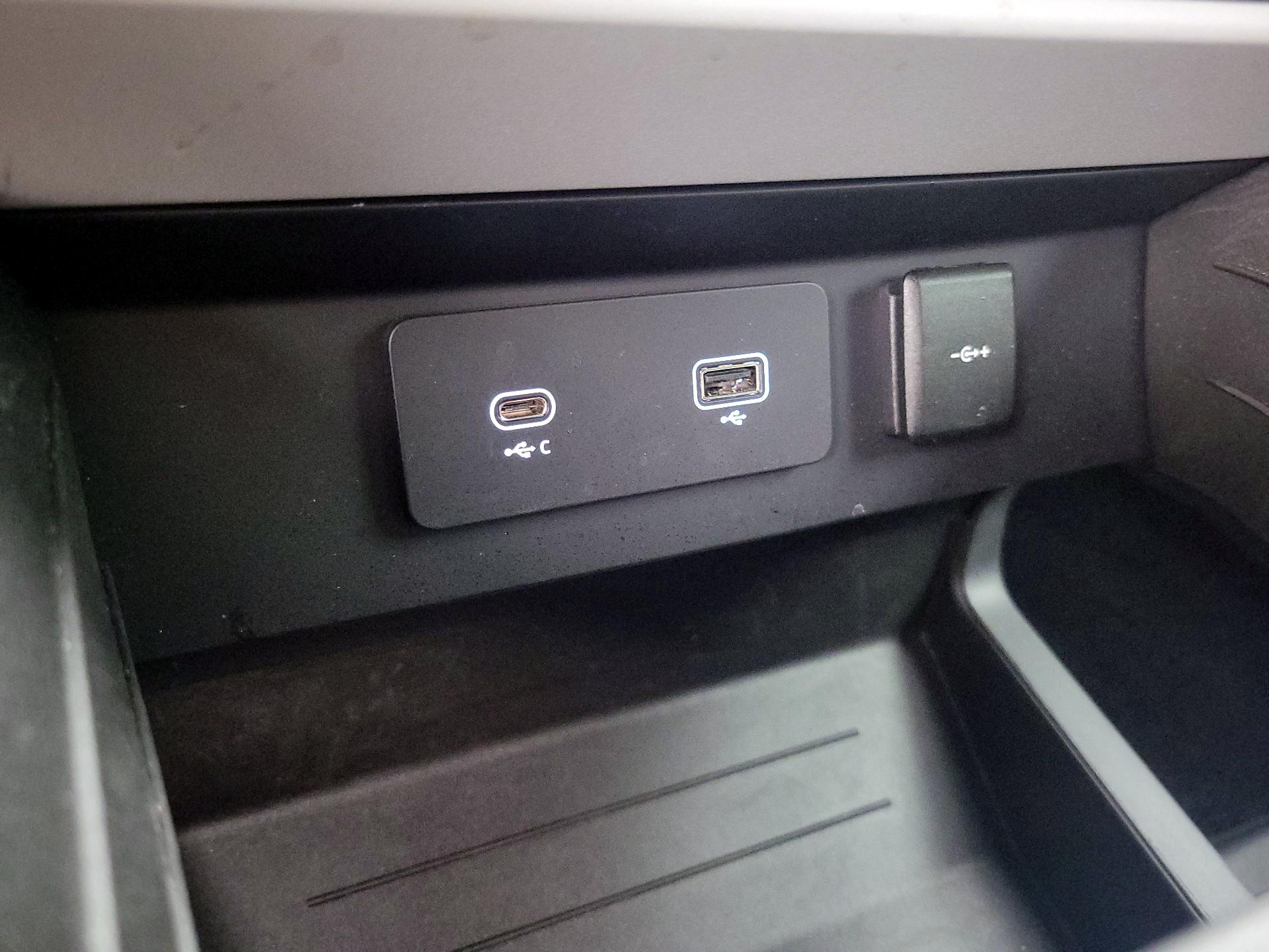 Thumbnail: 2023 Land Rover Defender - 19