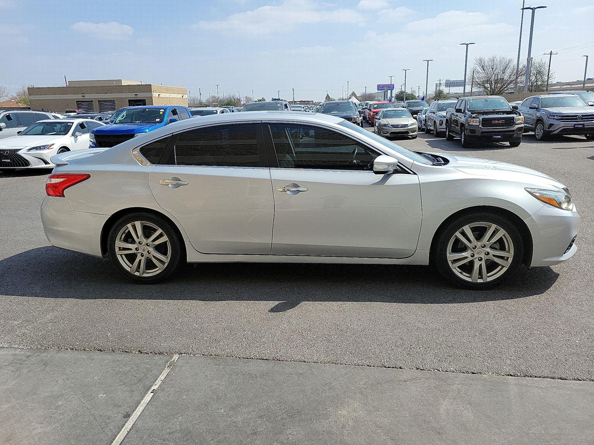 Thumbnail: 2017 Nissan Altima - 4