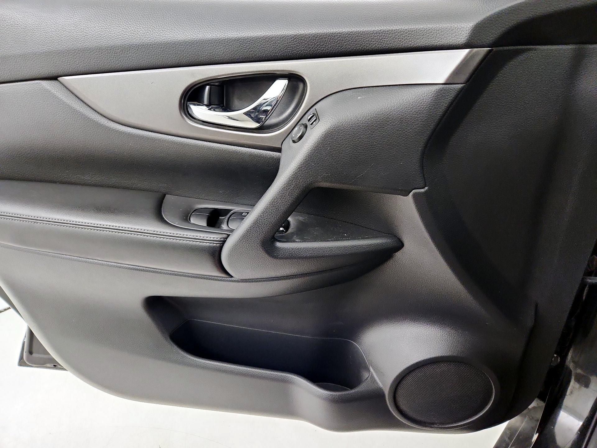 Thumbnail: 2016 Nissan Rogue - 12