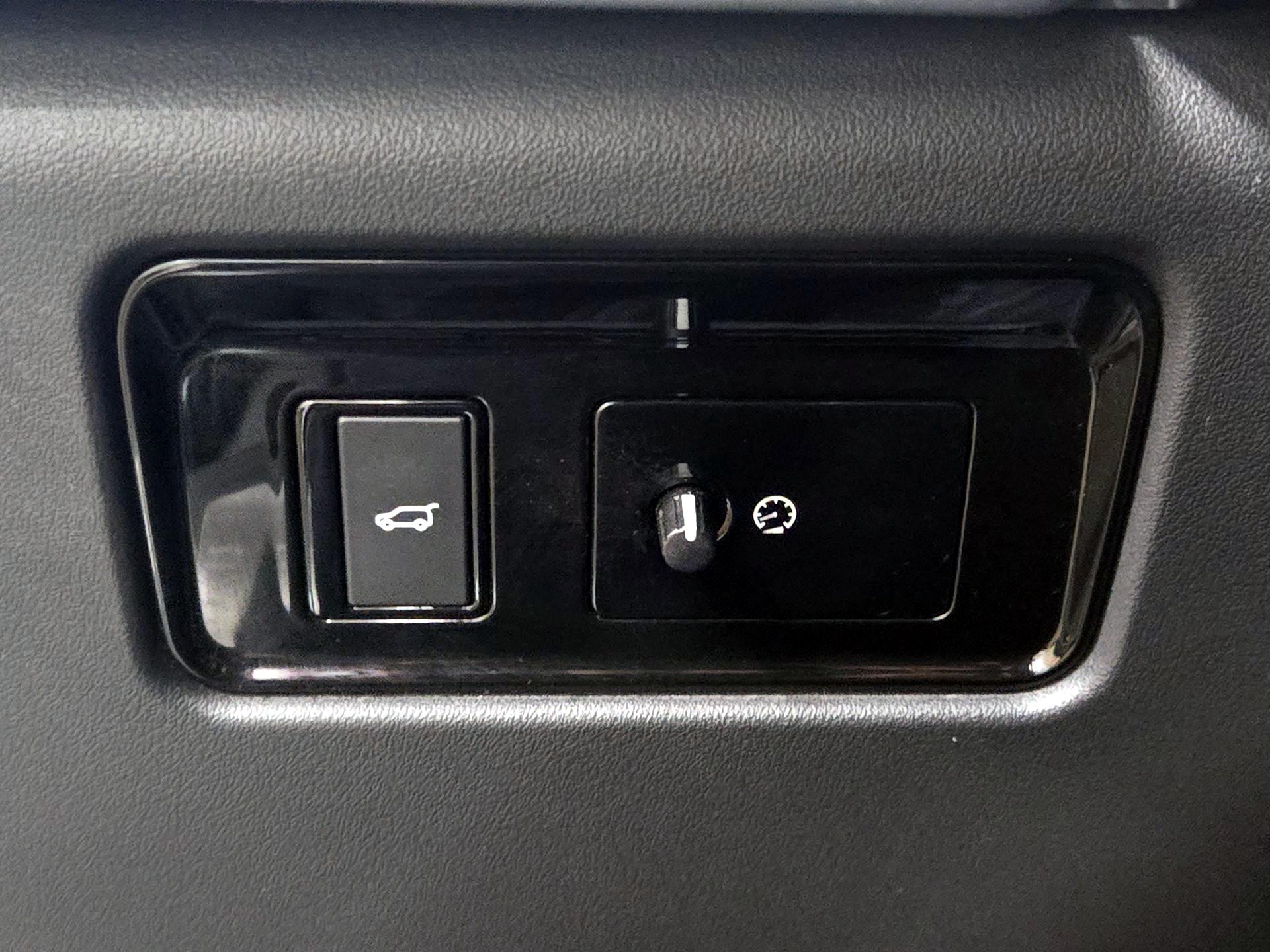 Thumbnail: 2017 Jaguar F-Pace - 11