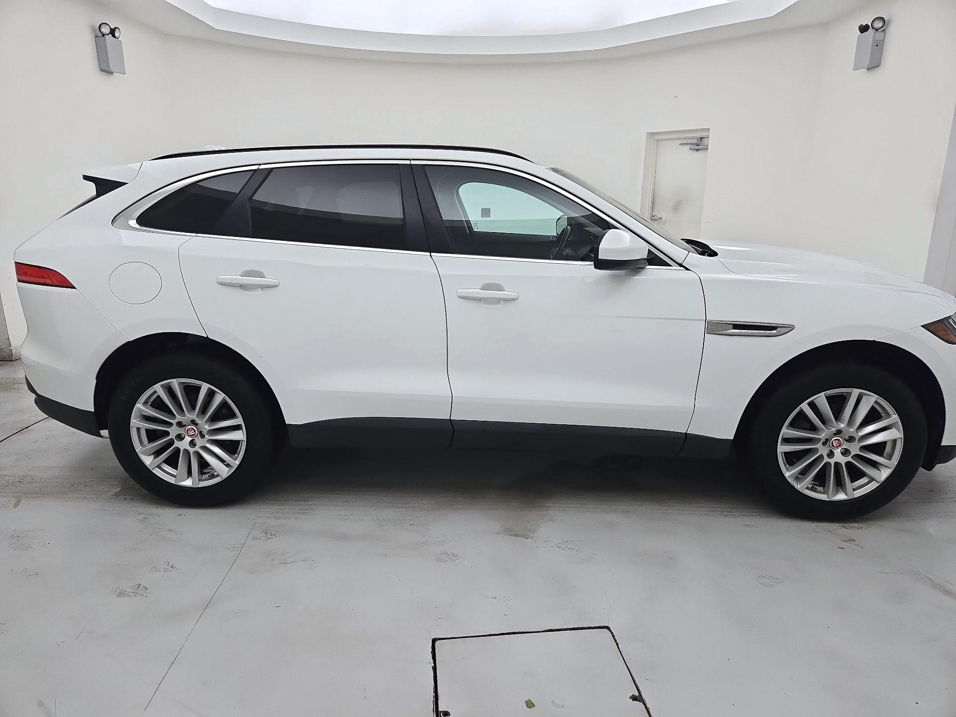 Thumbnail: 2017 Jaguar F-Pace - 4