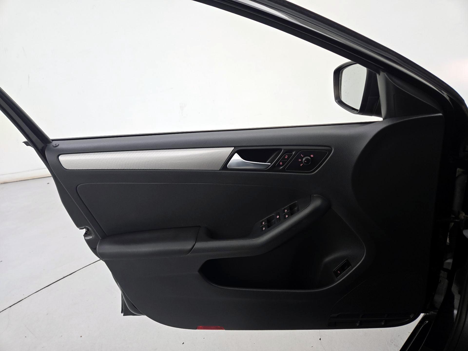 Thumbnail: 2015 Volkswagen Jetta - 12