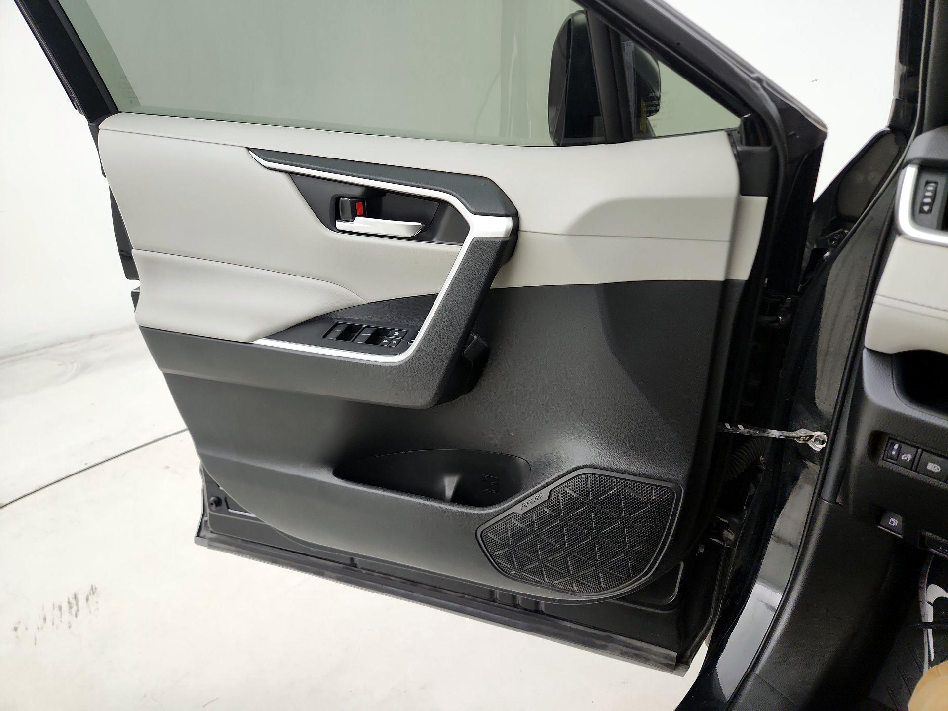 Thumbnail: 2021 Toyota RAV4 - 12