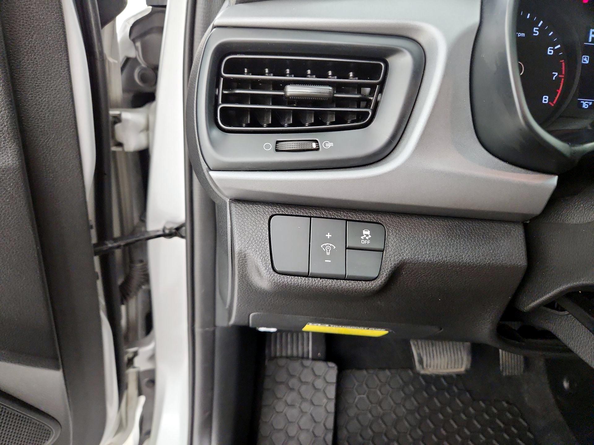 Thumbnail: 2023 Kia Rio - 11