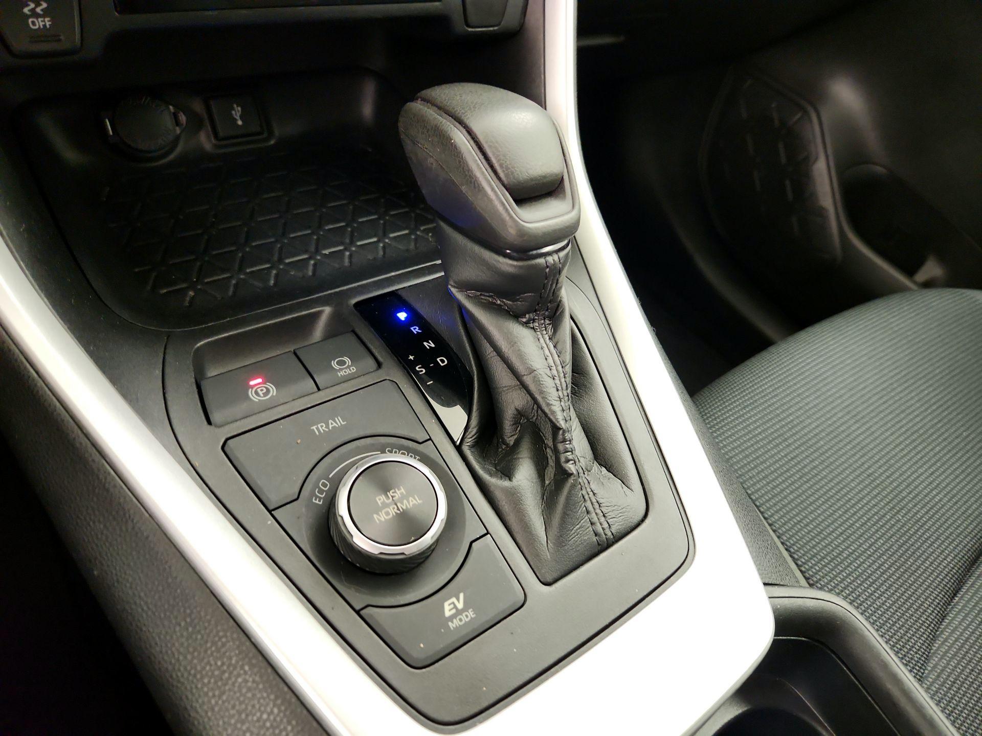 Thumbnail: 2021 Toyota RAV4 - 17