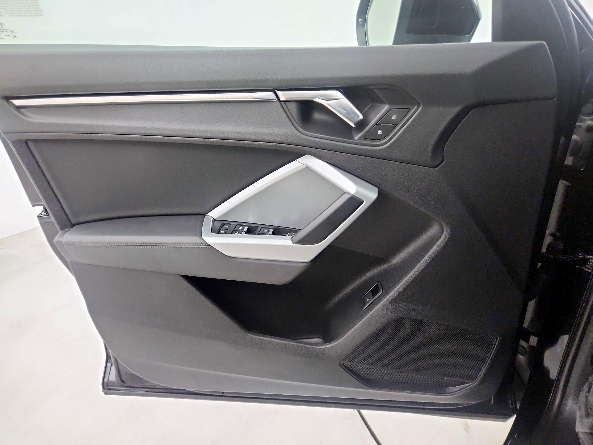 Thumbnail: 2021 Audi Q3 - 10