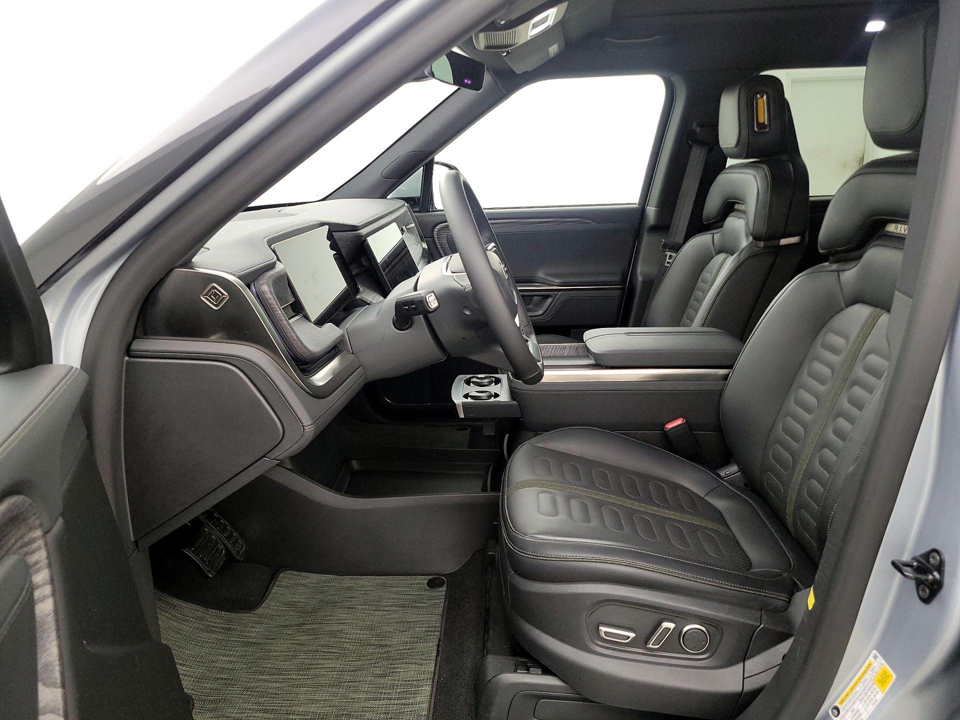 Thumbnail: 2026 Rivian R1S - 11