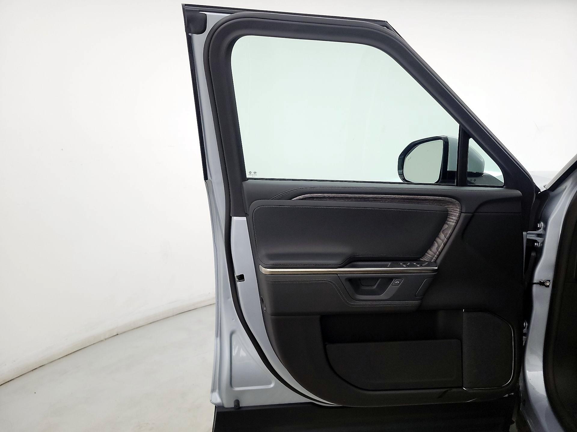 Thumbnail: 2026 Rivian R1S - 12