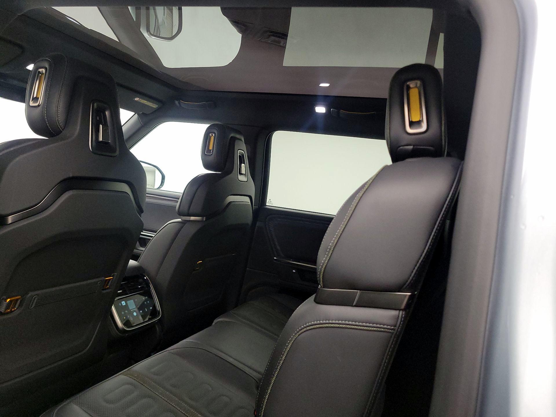 Thumbnail: 2026 Rivian R1S - 19