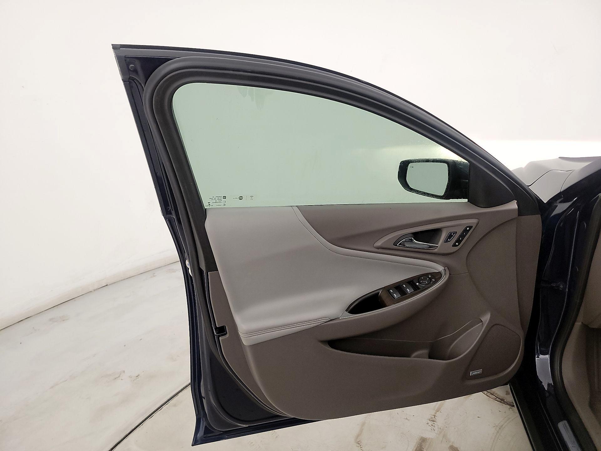 Thumbnail: 2017 Chevrolet Malibu - 12