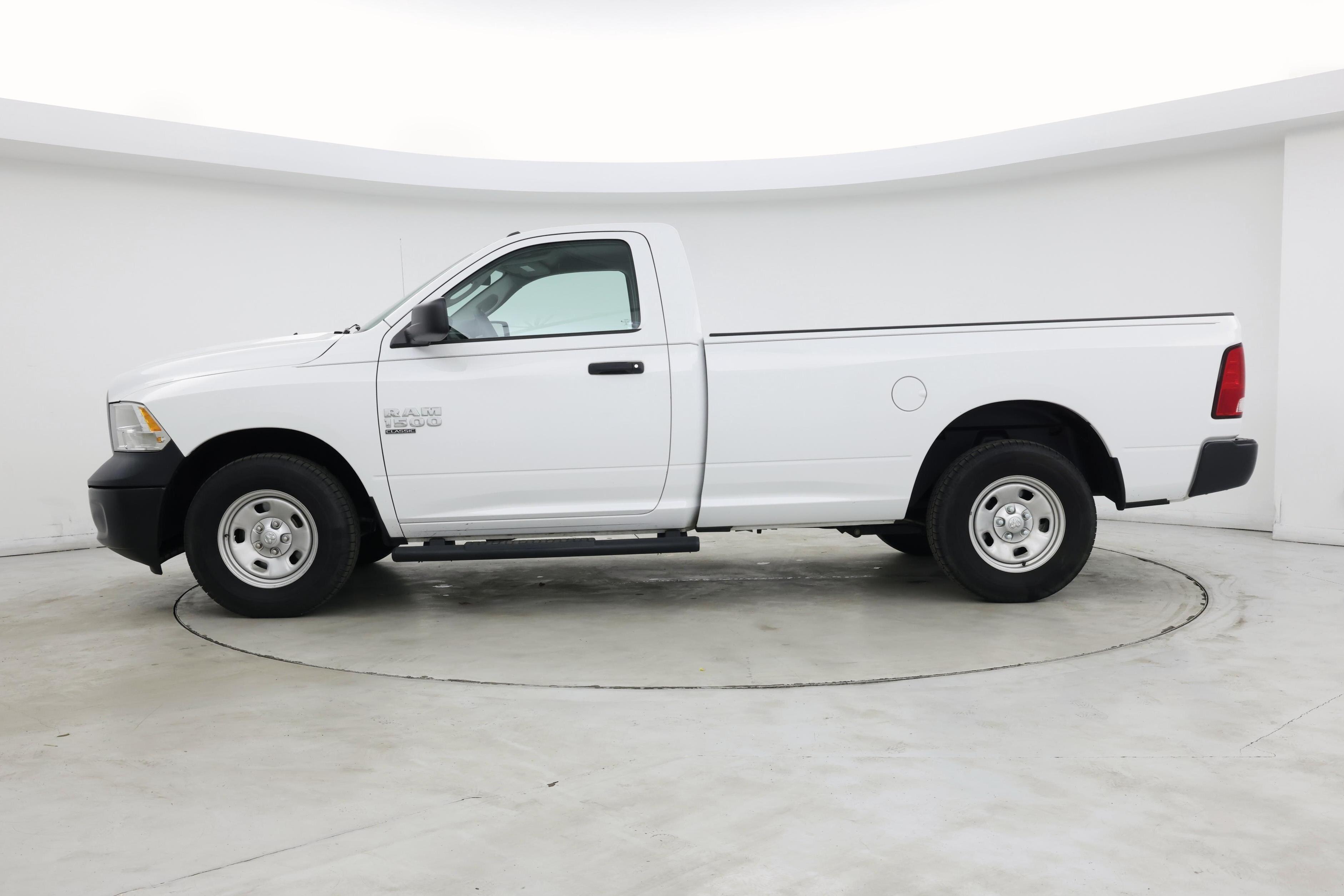 Thumbnail: 2019 RAM 1500 Classic - 3