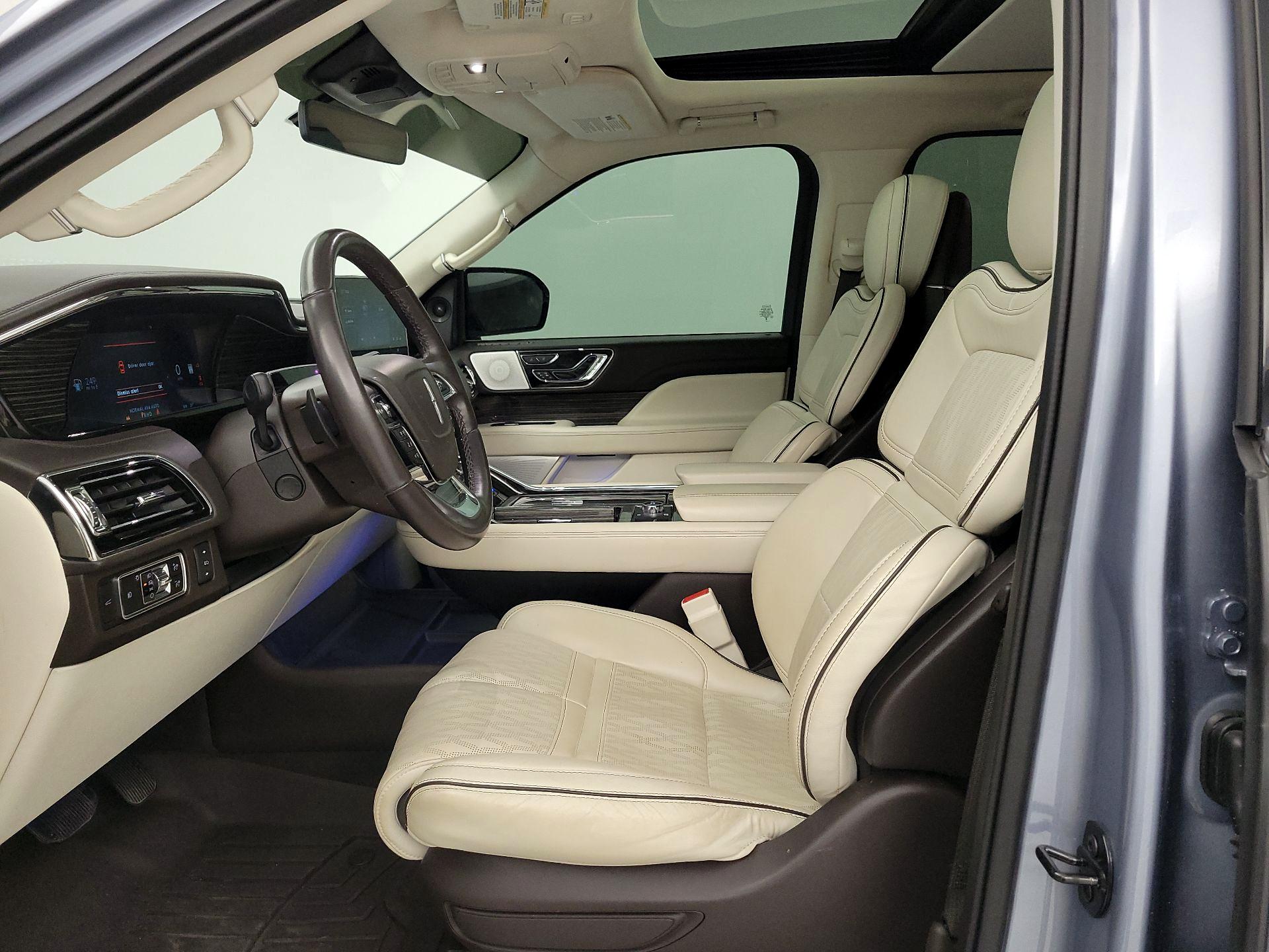 Thumbnail: 2023 Lincoln Navigator L - 11