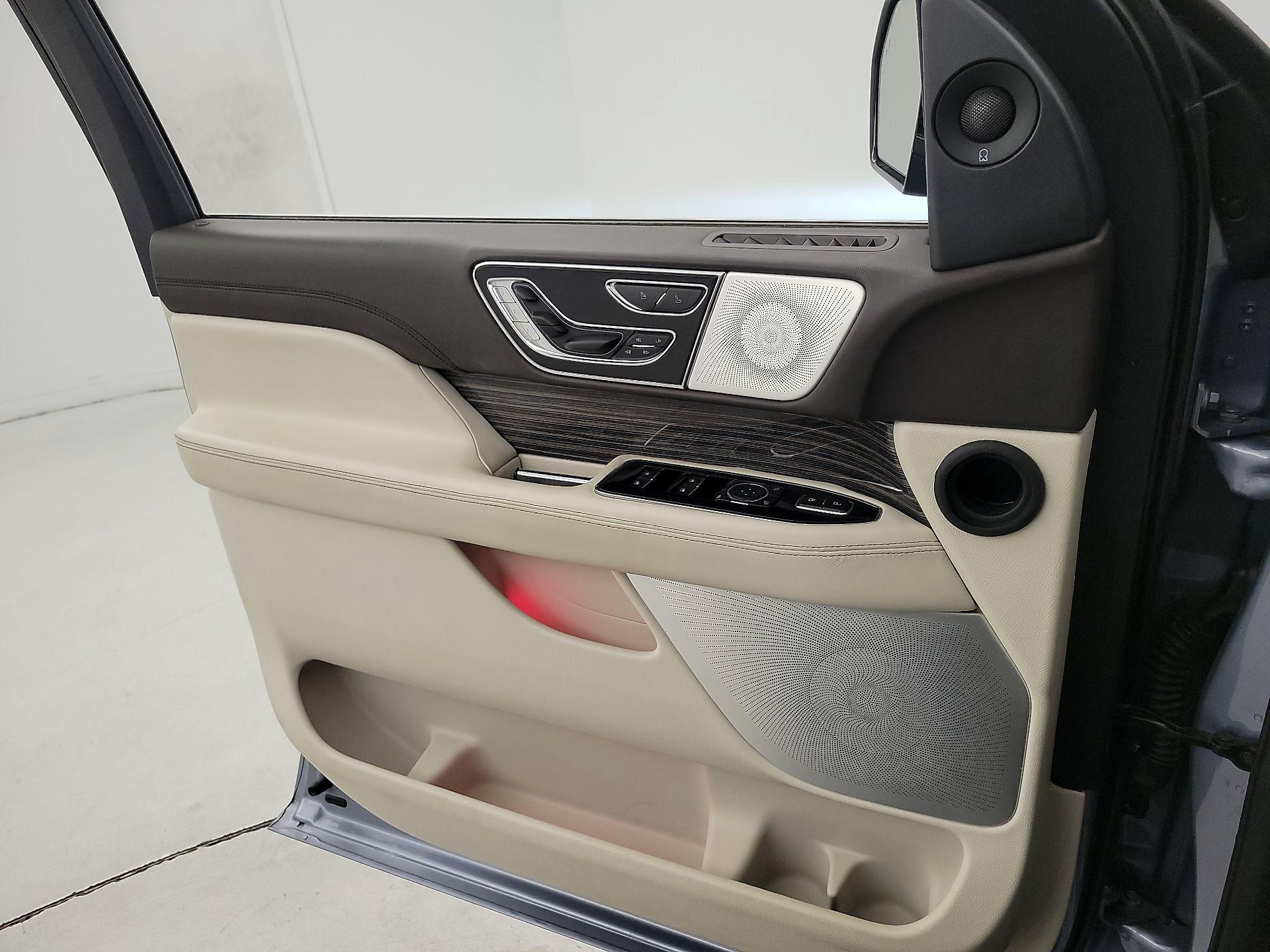 Thumbnail: 2023 Lincoln Navigator L - 12