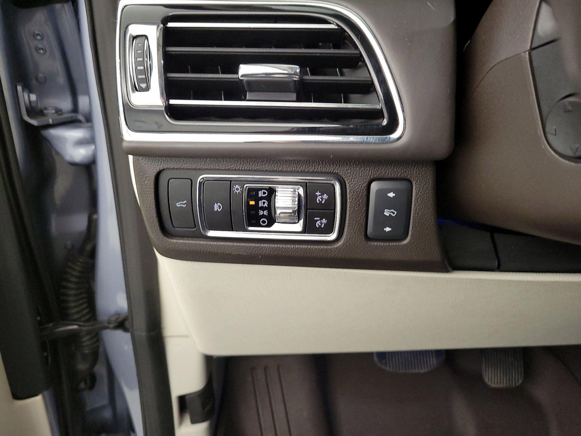 Thumbnail: 2023 Lincoln Navigator L - 13