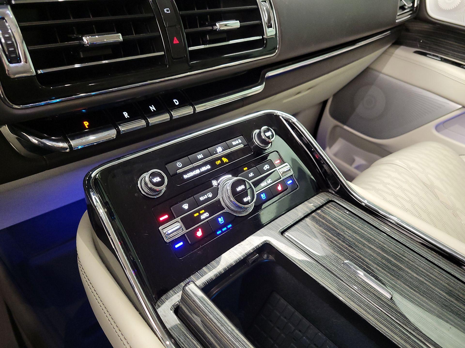 Thumbnail: 2023 Lincoln Navigator L - 16