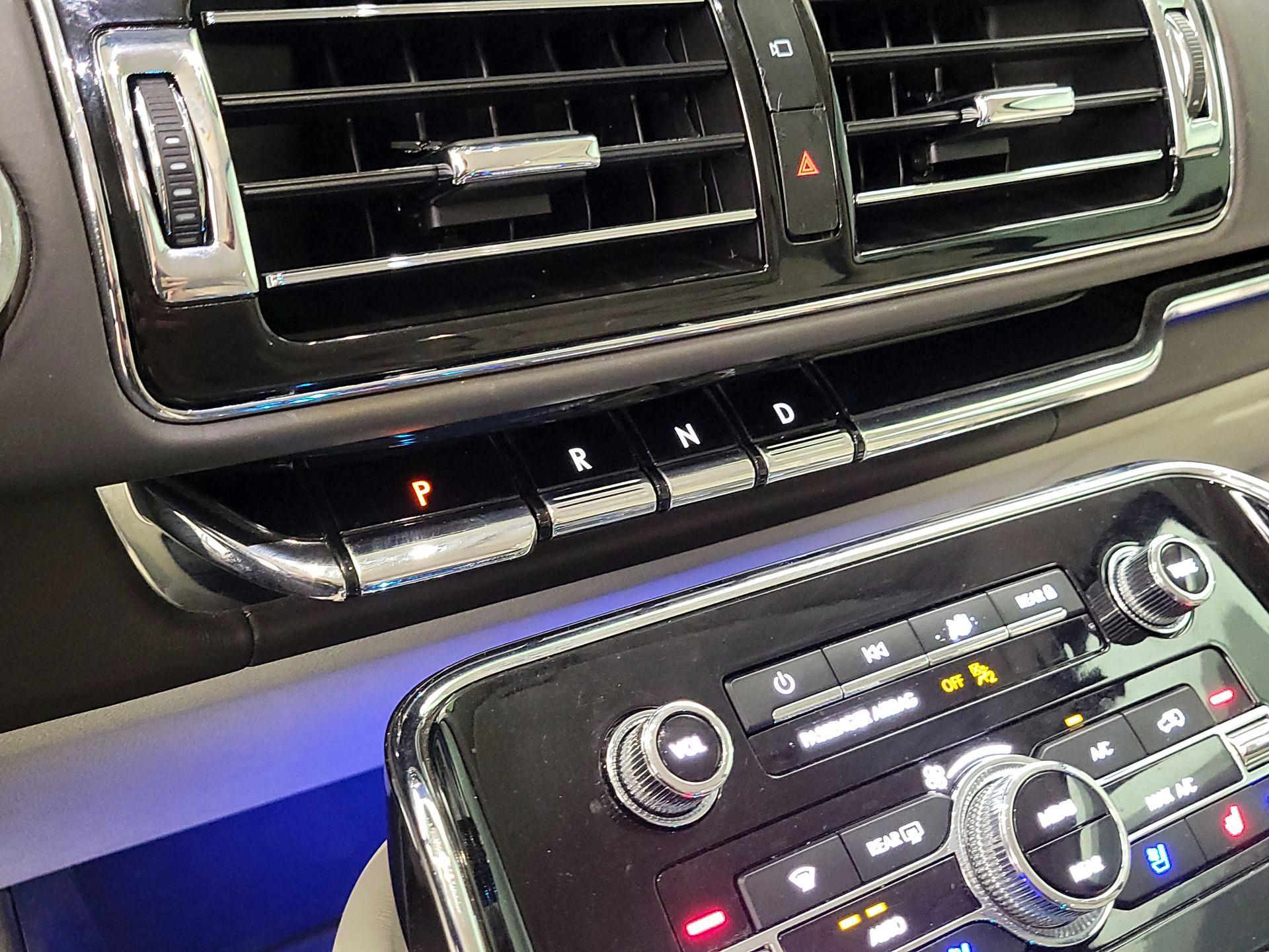 Thumbnail: 2023 Lincoln Navigator L - 17