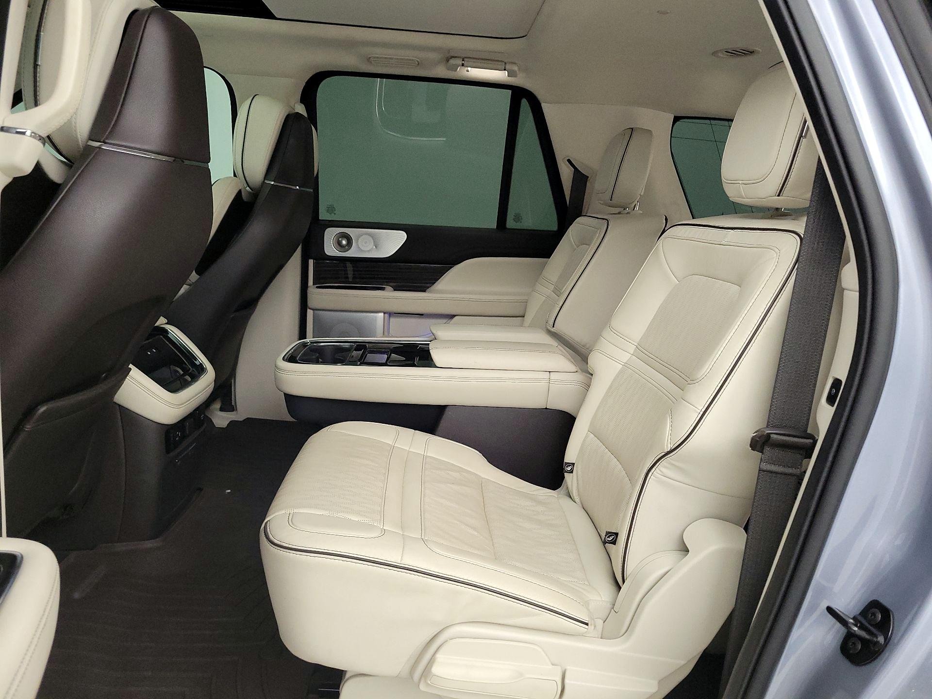Thumbnail: 2023 Lincoln Navigator L - 20