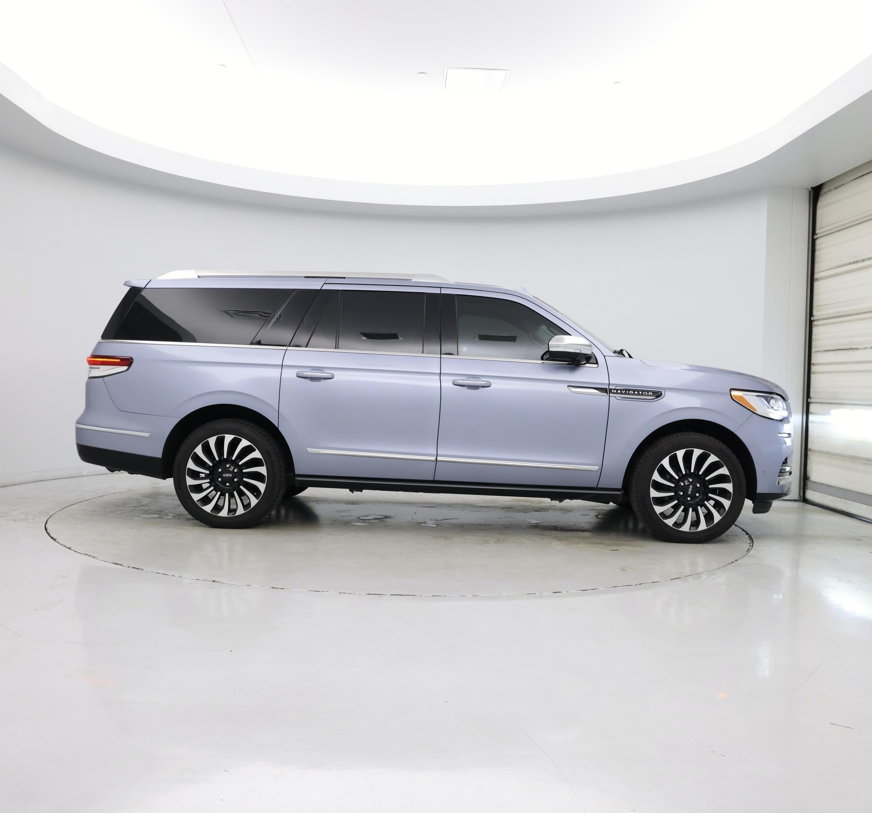 Thumbnail: 2023 Lincoln Navigator L - 7